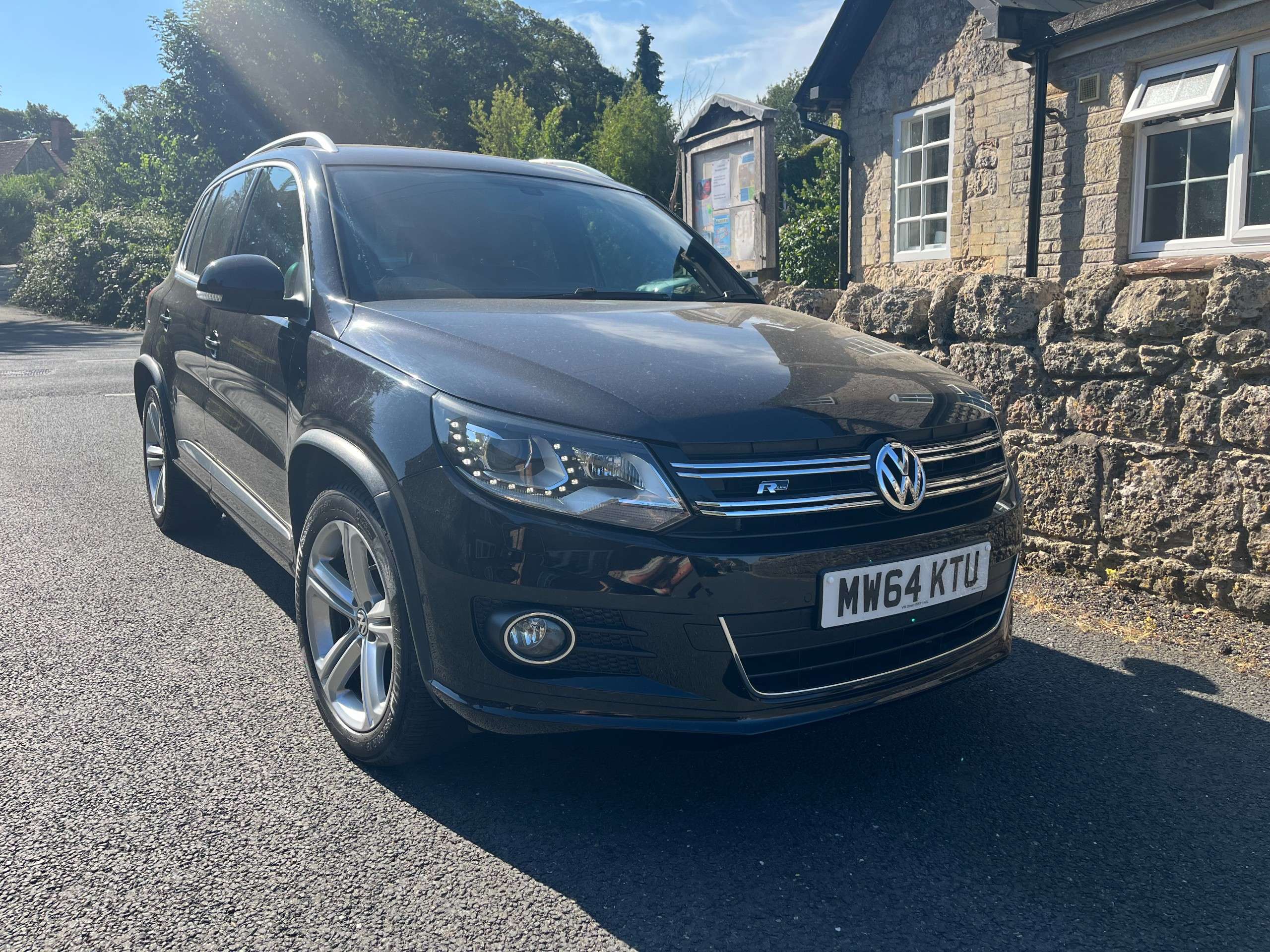 A 2014 VOLKSWAGEN TIGUAN 2.0 TDI BlueMotion Tech R-Line SUV 5dr Diesel DSG 4WD Euro 5 (s/s) (Nav) (177 ps) A 2014 VOLKSWAGEN TIGUAN 2.0 TDI BlueMotion Tech R-Line SUV 5dr Diesel DSG 4WD Euro 5 (s/s) (Nav) (177 ps)