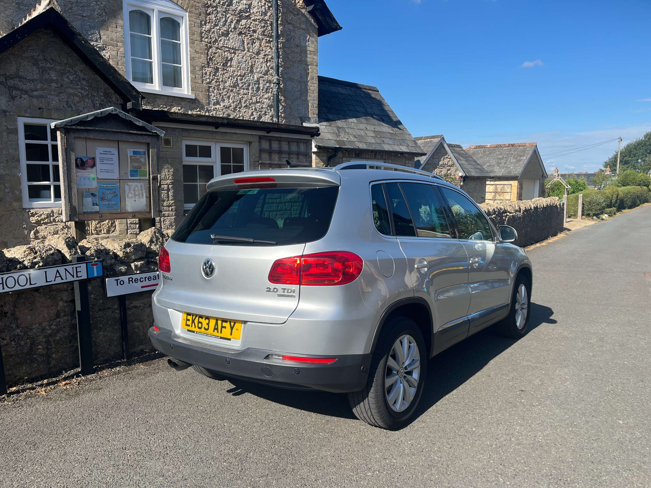 A 2013 VOLKSWAGEN TIGUAN 2.0 TDI BlueMotion Tech Match SUV 5dr Diesel Manual 4WD Euro 5 (s/s) (140 ps) A 2013 VOLKSWAGEN TIGUAN 2.0 TDI BlueMotion Tech Match SUV 5dr Diesel Manual 4WD Euro 5 (s/s) (140 ps)