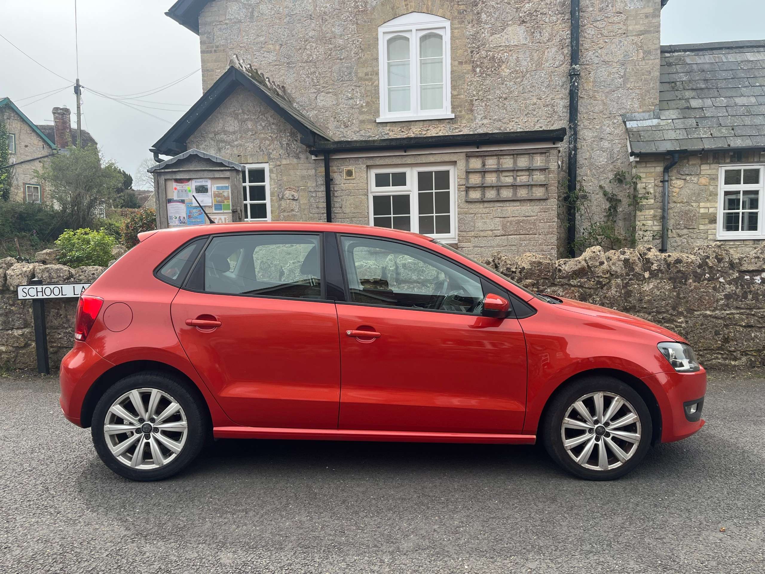 A 2011 VOLKSWAGEN POLO 1.4 SEL Hatchback 5dr Petrol DSG Euro 5 (85 ps) A 2011 VOLKSWAGEN POLO 1.4 SEL Hatchback 5dr Petrol DSG Euro 5 (85 ps)