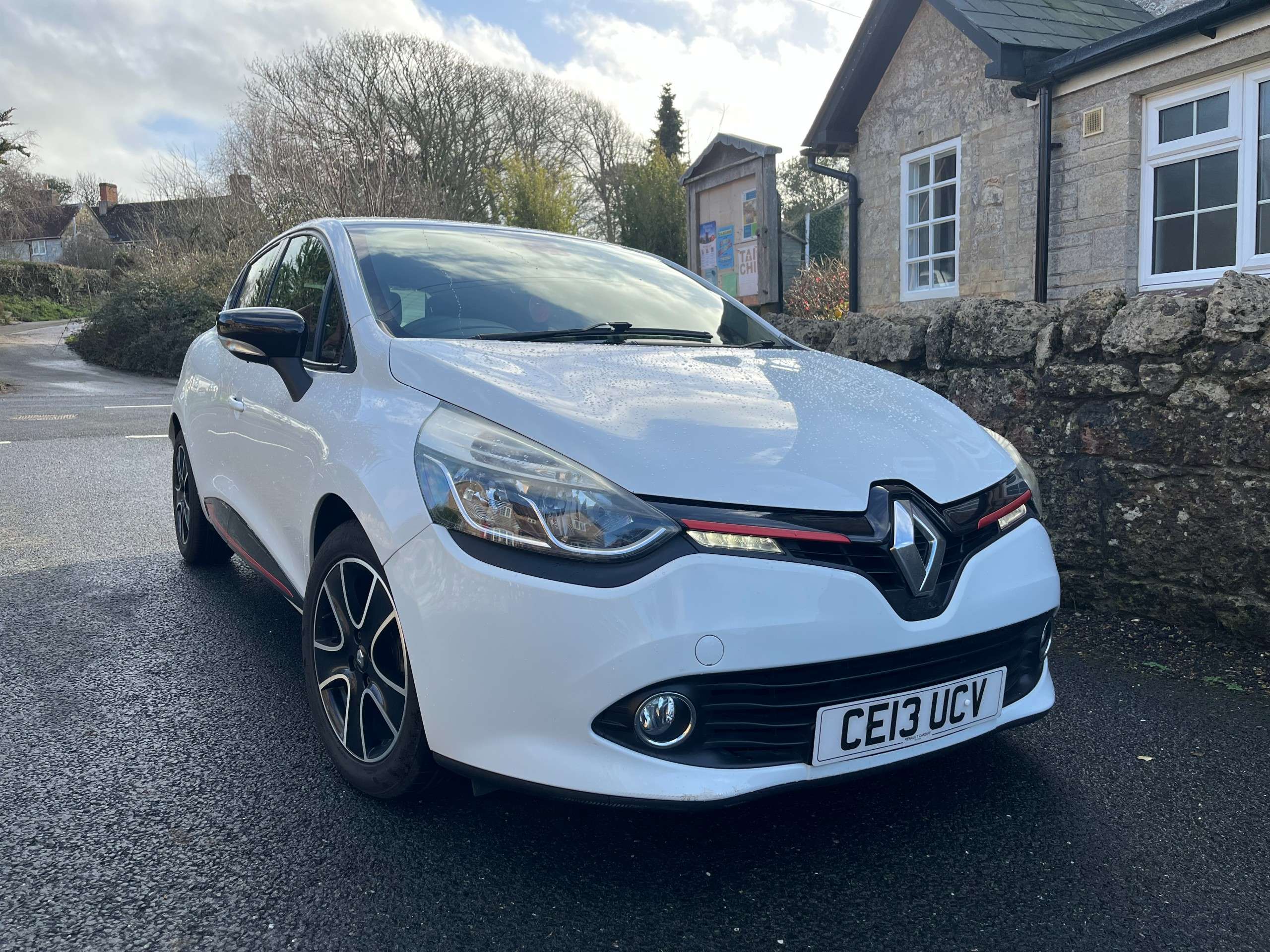A 2013 RENAULT CLIO 0.9 TCe Dynamique MediaNav Hatchback 5dr Petrol Manual Euro 5 (s/s) (90 ps) A 2013 RENAULT CLIO 0.9 TCe Dynamique MediaNav Hatchback 5dr Petrol Manual Euro 5 (s/s) (90 ps)