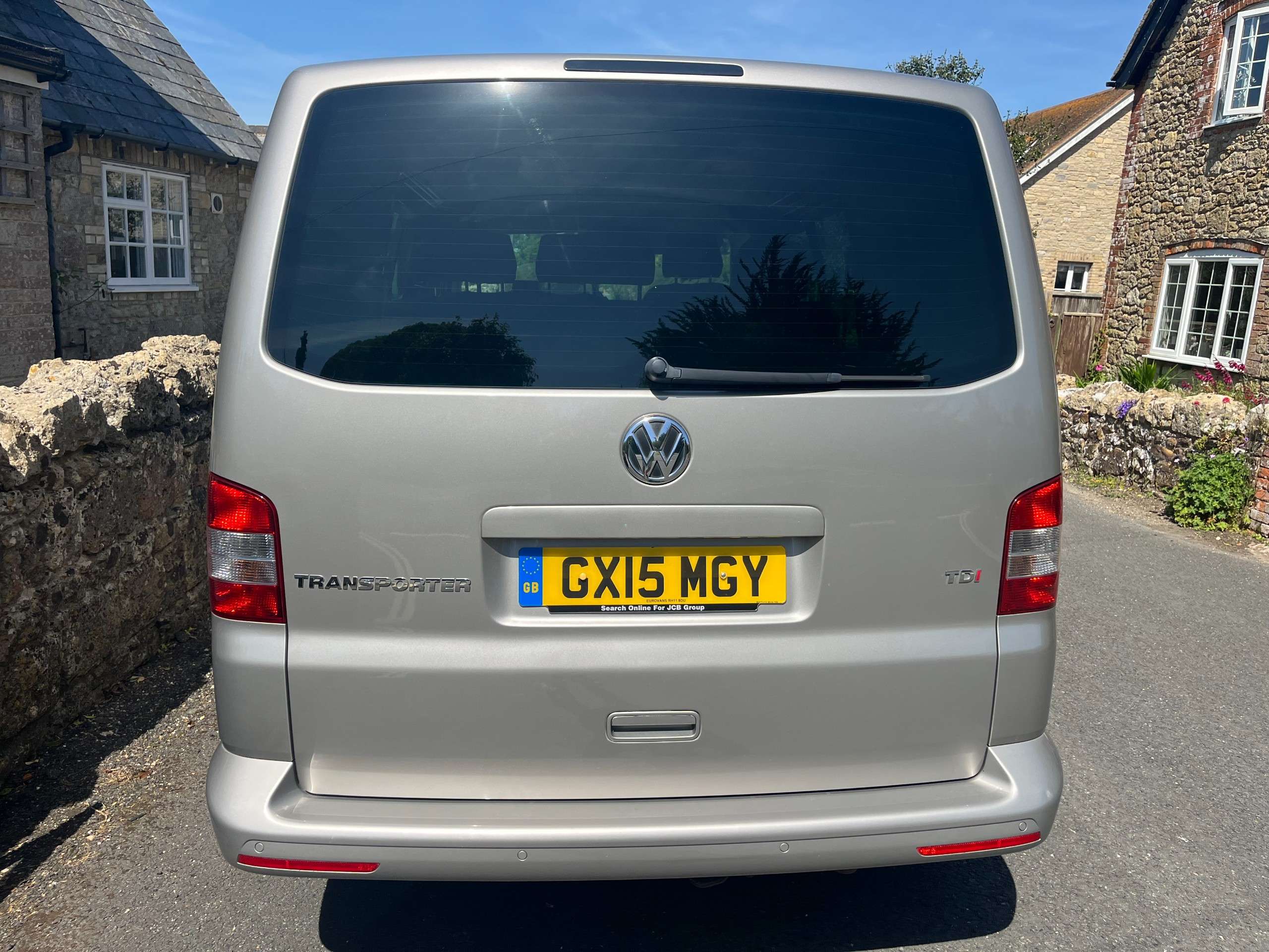 A 2015 VOLKSWAGEN TRANSPORTER 2.0 TDI T32 Highline Kombi 4dr Diesel Manual L1 H1 (198 g/km, 138.08 bhp) A 2015 VOLKSWAGEN TRANSPORTER 2.0 TDI T32 Highline Kombi 4dr Diesel Manual L1 H1 (198 g/km, 138.08 bhp)