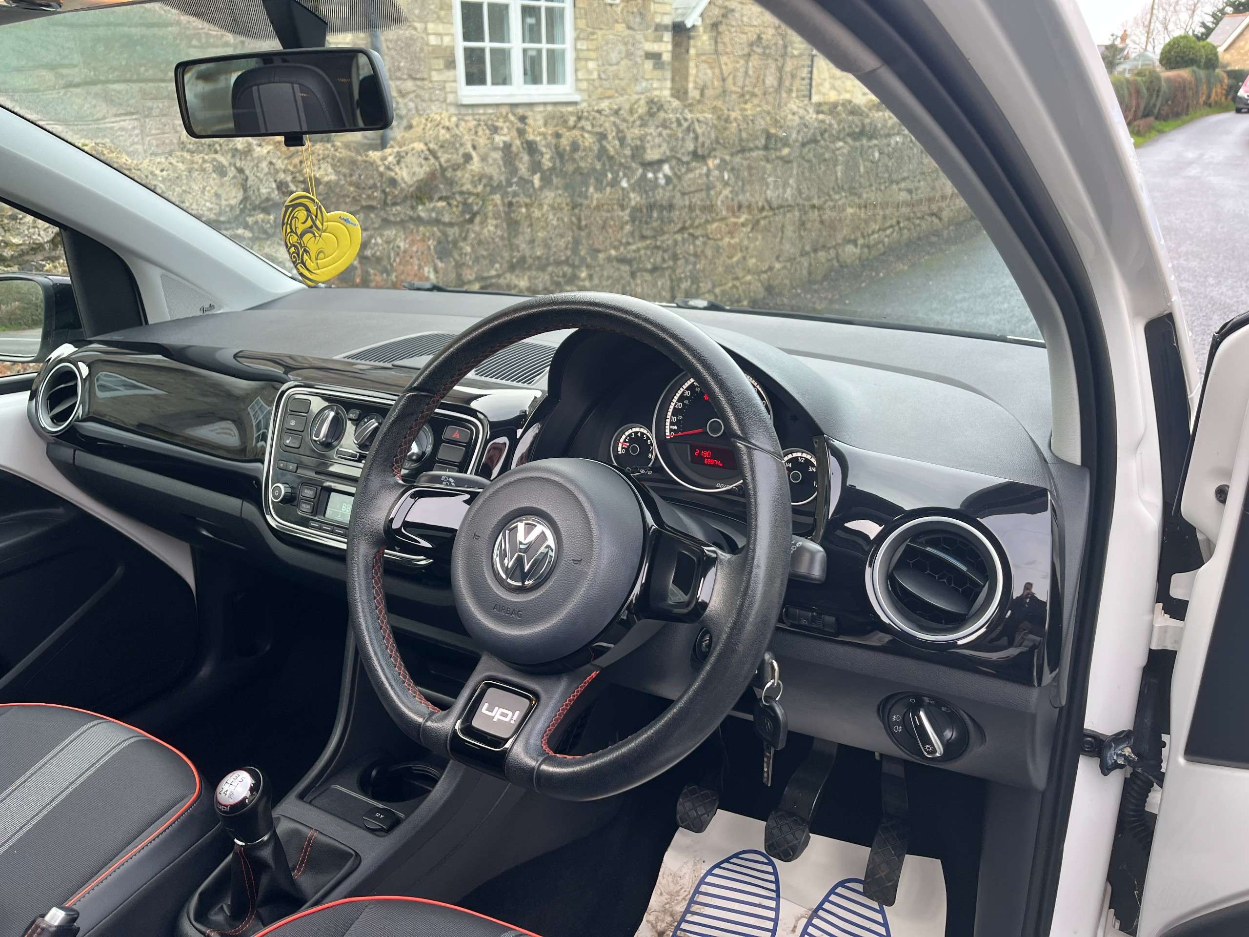 A 2013 VOLKSWAGEN UP! 1.0 Groove up Hatchback 5dr Petrol Manual A 2013 VOLKSWAGEN UP! 1.0 Groove up Hatchback 5dr Petrol Manual