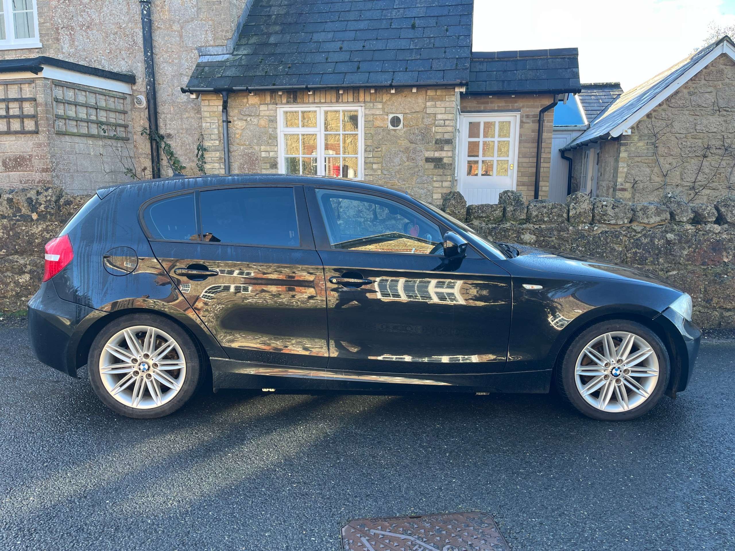 A 2011 BMW 1 SERIES 2.0 118d M Sport Hatchback 5dr Diesel Steptronic Euro 5 (143 ps) A 2011 BMW 1 SERIES 2.0 118d M Sport Hatchback 5dr Diesel Steptronic Euro 5 (143 ps)