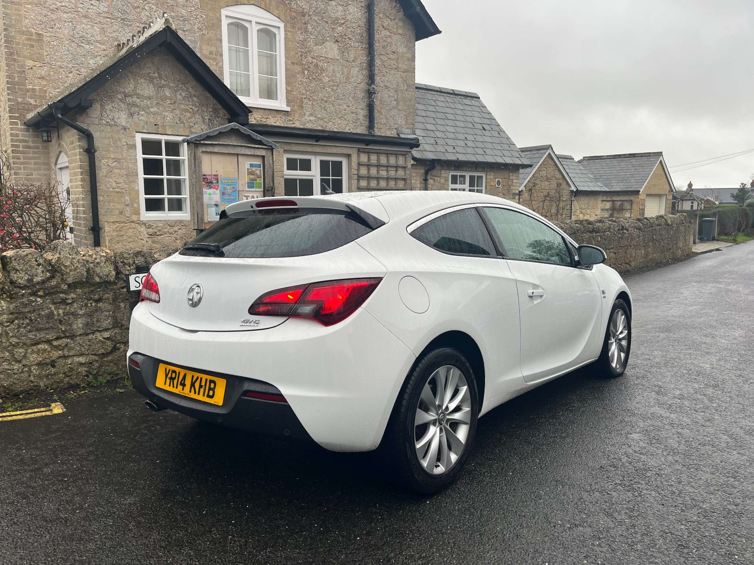 A 2014 VAUXHALL ASTRA 1.4T SRi Coupe 3dr Petrol Manual Euro 5 (s/s) (140 ps) A 2014 VAUXHALL ASTRA 1.4T SRi Coupe 3dr Petrol Manual Euro 5 (s/s) (140 ps)