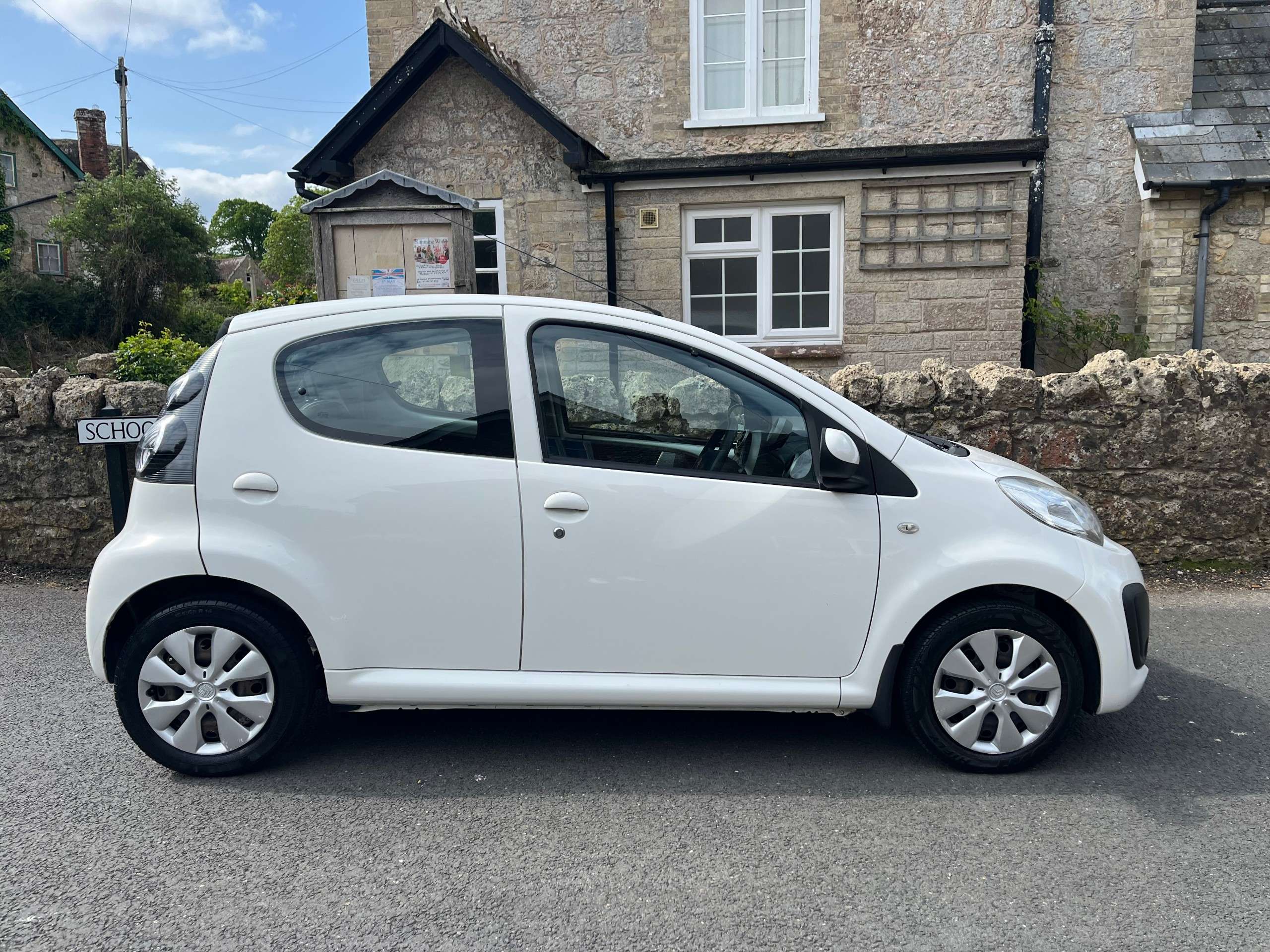 A 2012 CITROEN C1 VTR 5-Door A 2012 CITROEN C1 VTR 5-Door