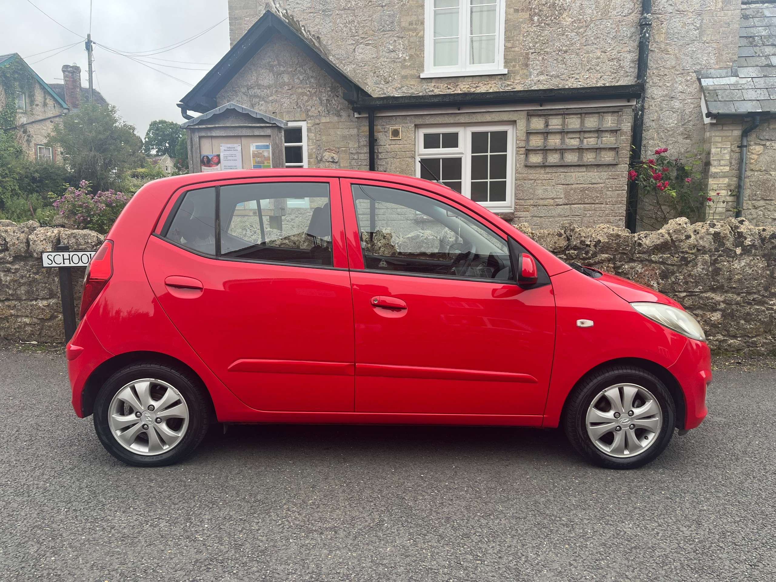 A 2012 HYUNDAI I10 1.2 Active Hatchback 5dr Petrol Manual Euro 5 (85 bhp) A 2012 HYUNDAI I10 1.2 Active Hatchback 5dr Petrol Manual Euro 5 (85 bhp)