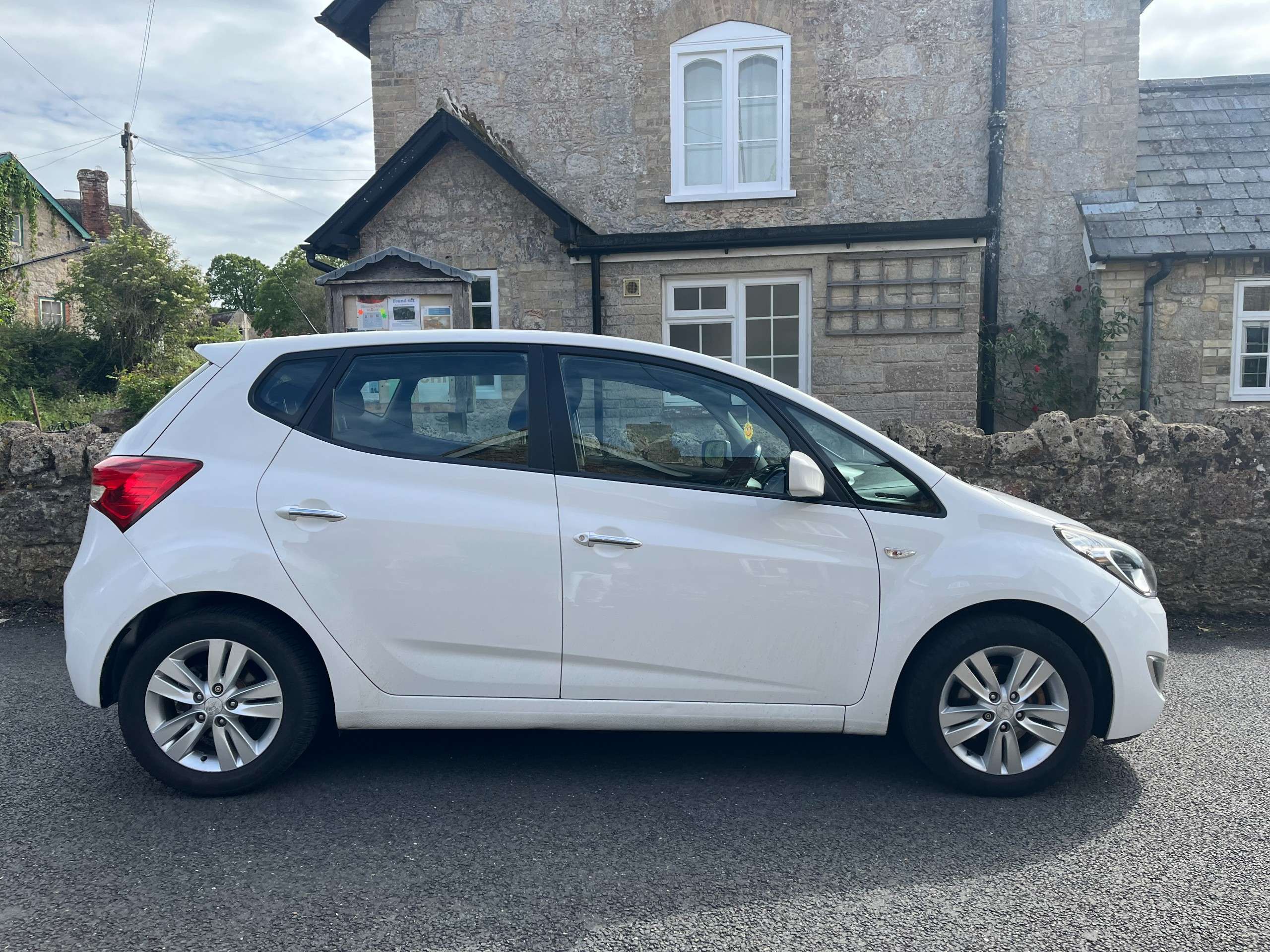 A 2013 HYUNDAI IX20 1.6 Active Hatchback 5dr Petrol Auto Euro 5 (123 bhp) A 2013 HYUNDAI IX20 1.6 Active Hatchback 5dr Petrol Auto Euro 5 (123 bhp)