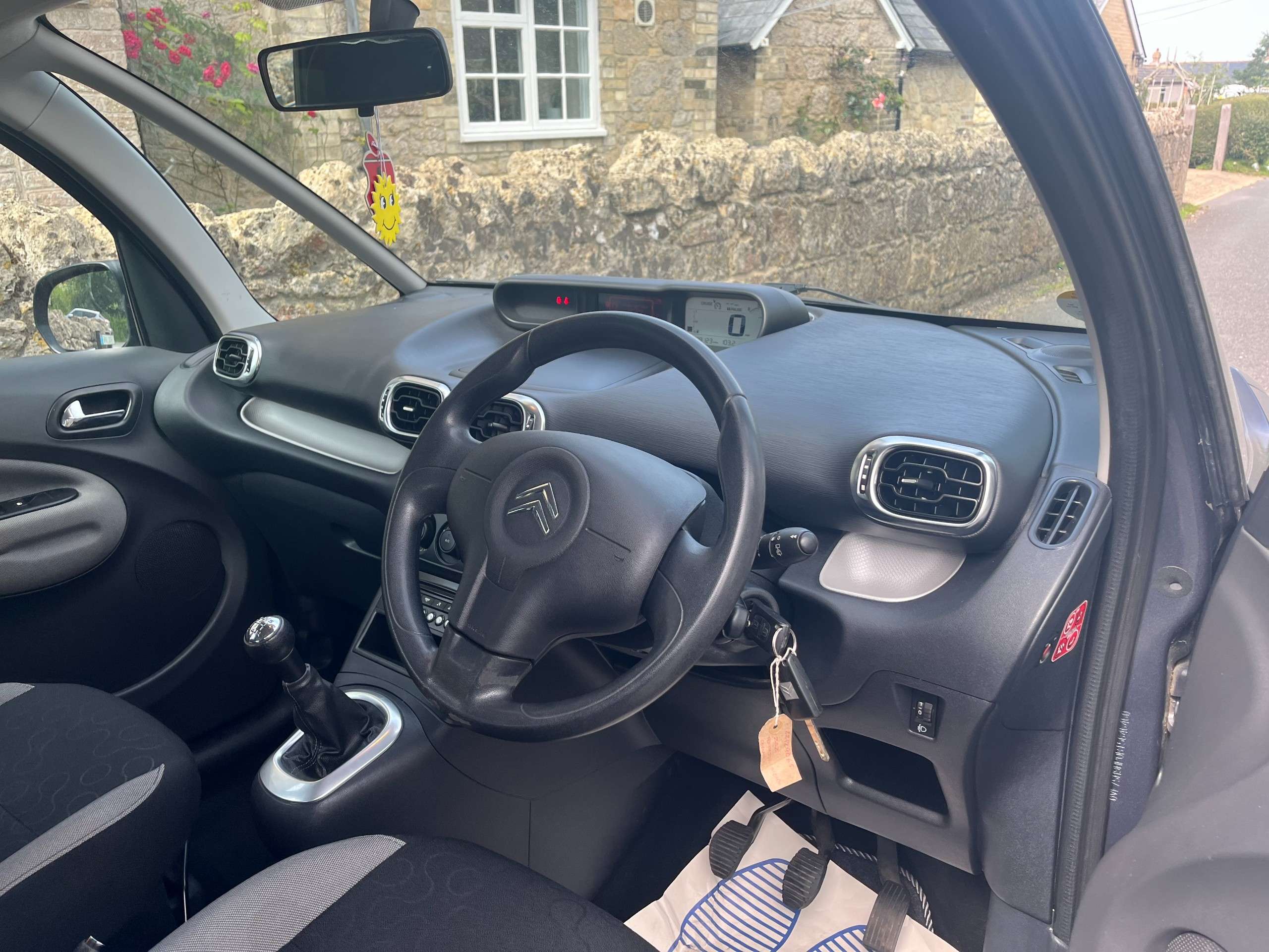 A 2012 CITROEN C3 PICASSO 1.6 HDi VTR+ MPV 5dr Diesel Manual Euro 5 (90 ps) A 2012 CITROEN C3 PICASSO 1.6 HDi VTR+ MPV 5dr Diesel Manual Euro 5 (90 ps)