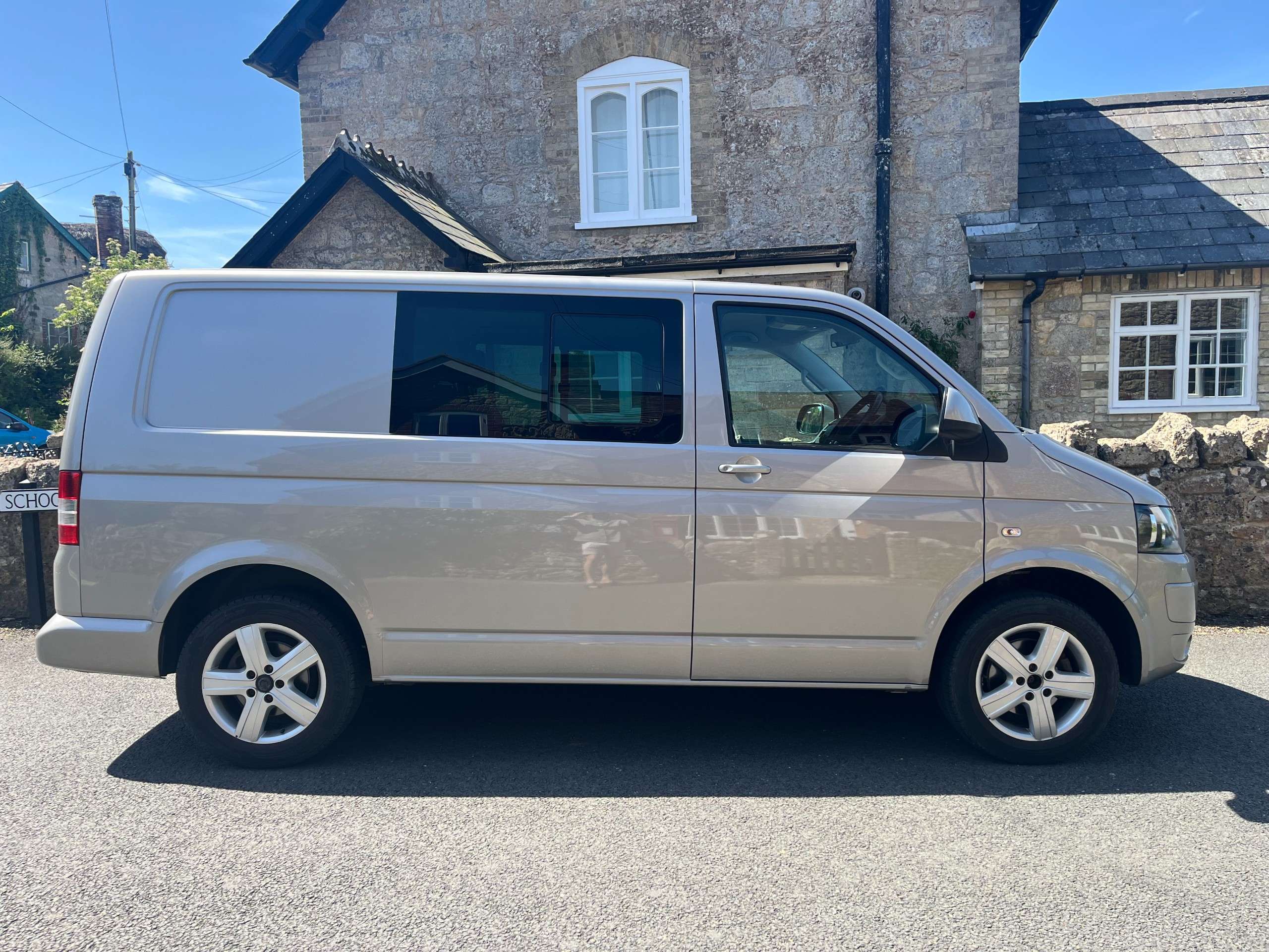 A 2015 VOLKSWAGEN TRANSPORTER 2.0 TDI T32 Highline Kombi 4dr Diesel Manual L1 H1 (198 g/km, 138.08 bhp) A 2015 VOLKSWAGEN TRANSPORTER 2.0 TDI T32 Highline Kombi 4dr Diesel Manual L1 H1 (198 g/km, 138.08 bhp)