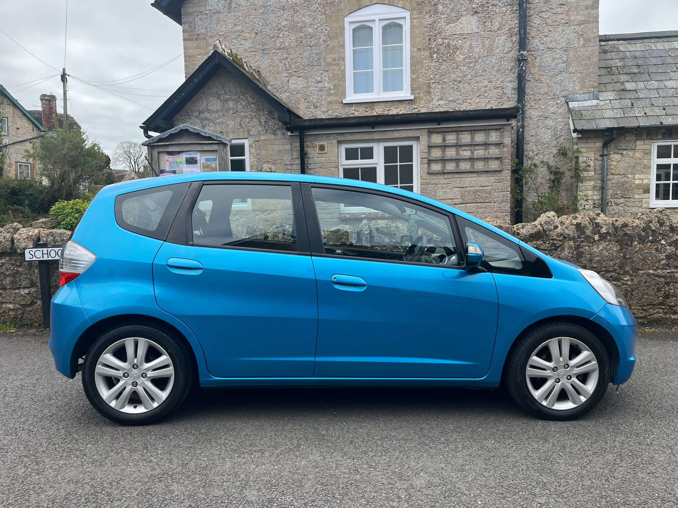 A 2010 HONDA JAZZ 1.4 i-VTEC ES Hatchback 5dr Petrol i SHIFT Euro 5 (99 ps) A 2010 HONDA JAZZ 1.4 i-VTEC ES Hatchback 5dr Petrol i SHIFT Euro 5 (99 ps)