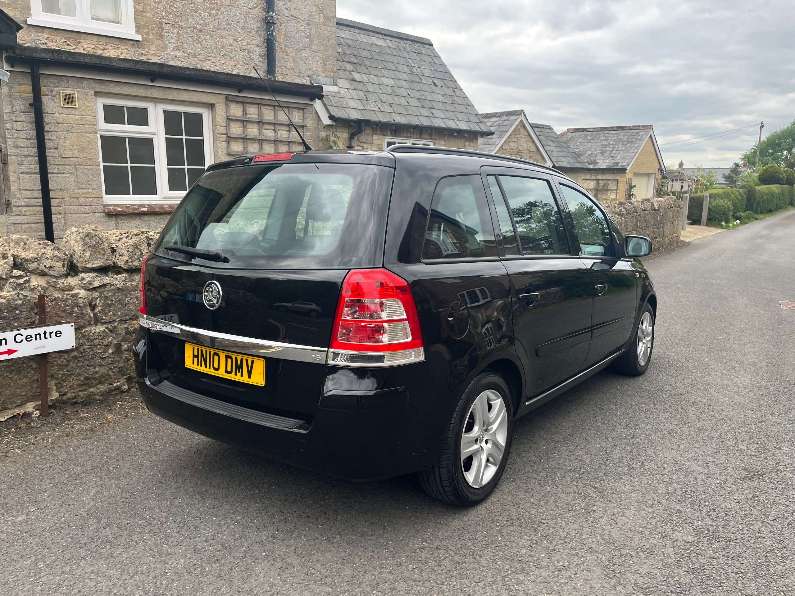 A 2010 VAUXHALL ZAFIRA 1.6 16V Exclusiv MPV 5dr Petrol Manual Euro 4 (115 ps) A 2010 VAUXHALL ZAFIRA 1.6 16V Exclusiv MPV 5dr Petrol Manual Euro 4 (115 ps)