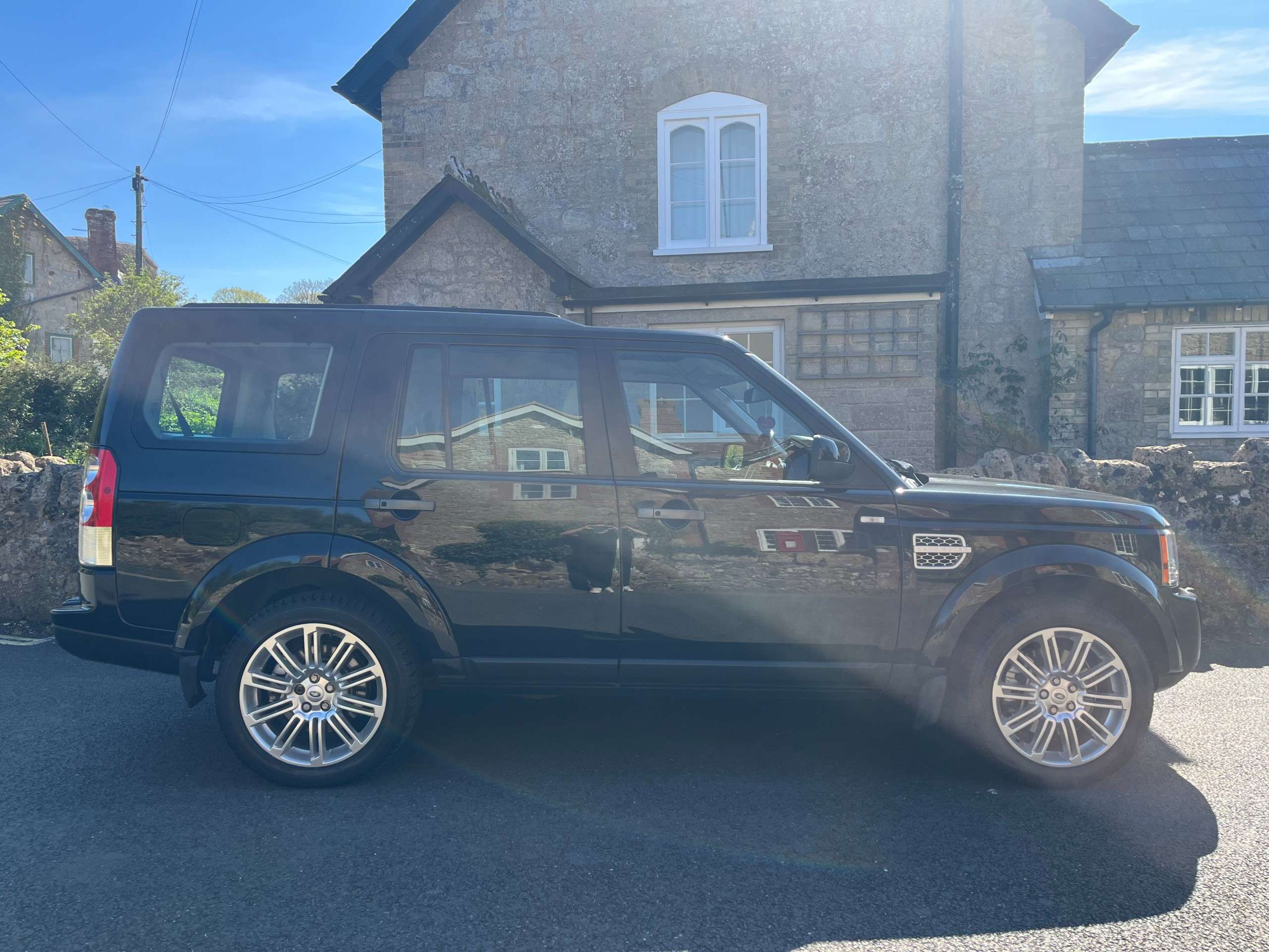A 2013 LAND ROVER DISCOVERY 4 3.0 SD V6 HSE SUV 5dr Diesel Auto 4WD Euro 5 (255 bhp) A 2013 LAND ROVER DISCOVERY 4 3.0 SD V6 HSE SUV 5dr Diesel Auto 4WD Euro 5 (255 bhp)