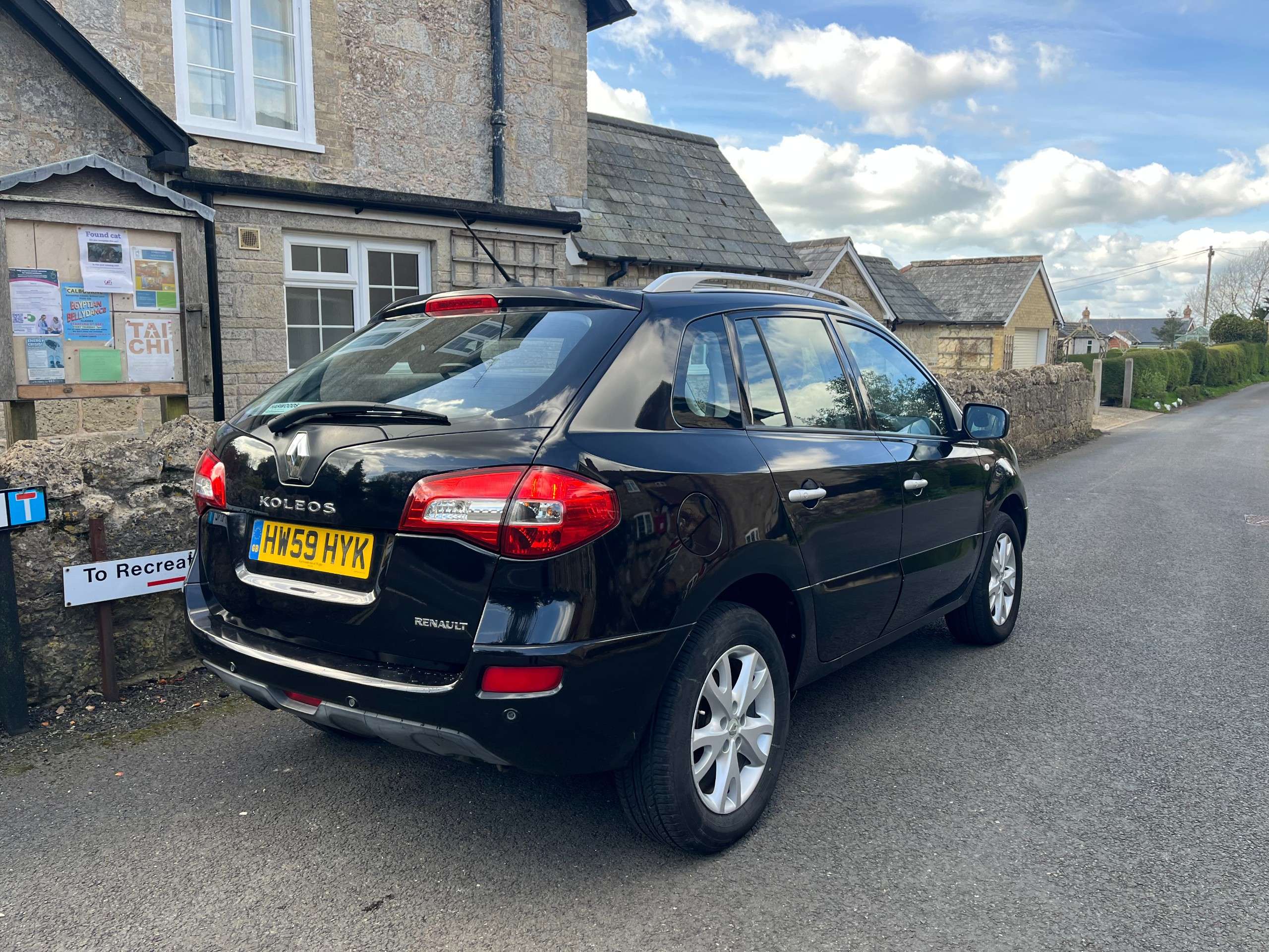 A 2010 RENAULT KOLEOS 2.0 dCi Dynamique S SNav SUV 5dr Diesel Manual 4WD Euro 4 (150 ps) A 2010 RENAULT KOLEOS 2.0 dCi Dynamique S SNav SUV 5dr Diesel Manual 4WD Euro 4 (150 ps)