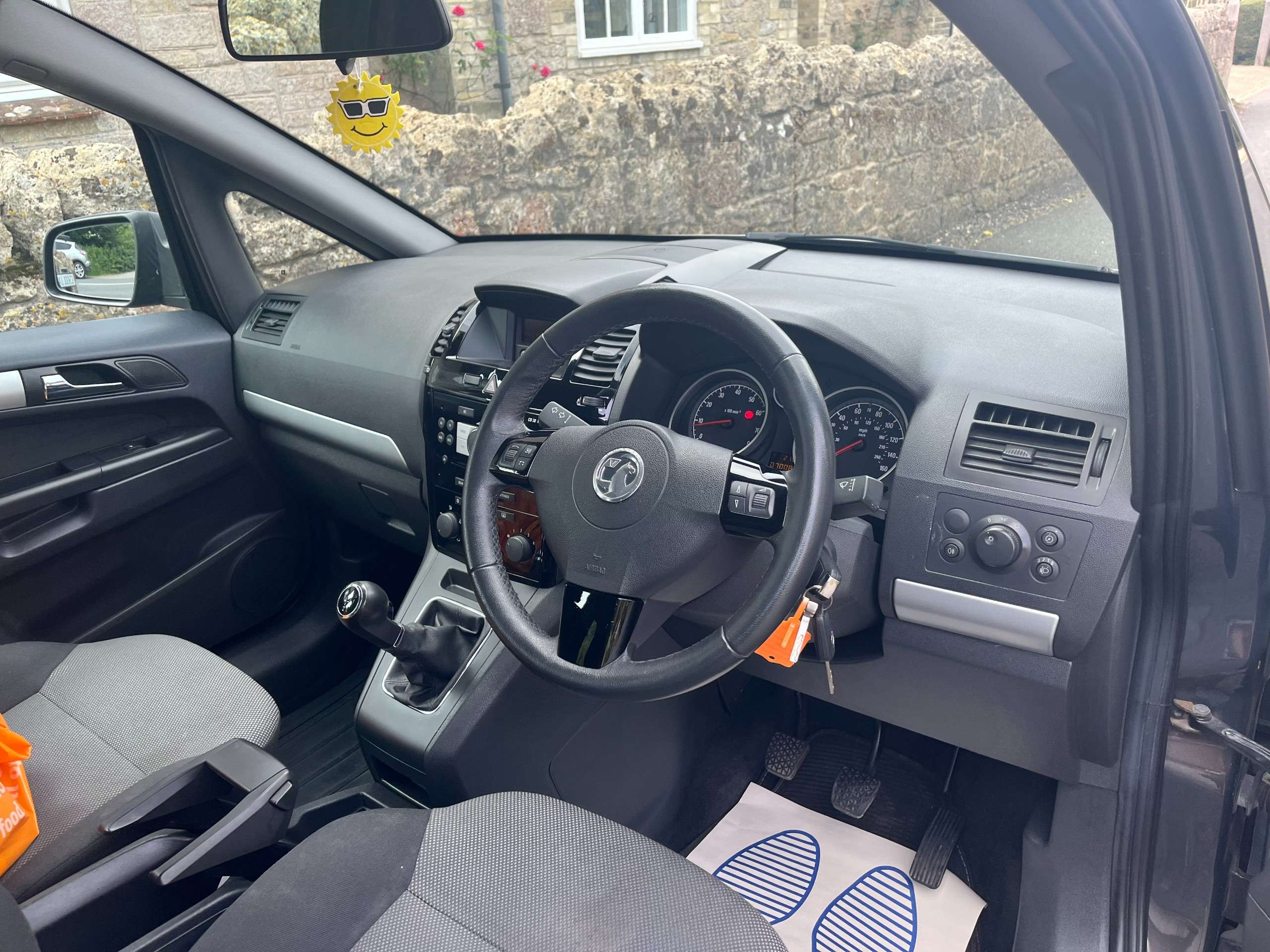 A 2014 VAUXHALL ZAFIRA 1.8 16V Exclusiv MPV 5dr Petrol Manual Euro 5 (120 ps) A 2014 VAUXHALL ZAFIRA 1.8 16V Exclusiv MPV 5dr Petrol Manual Euro 5 (120 ps)