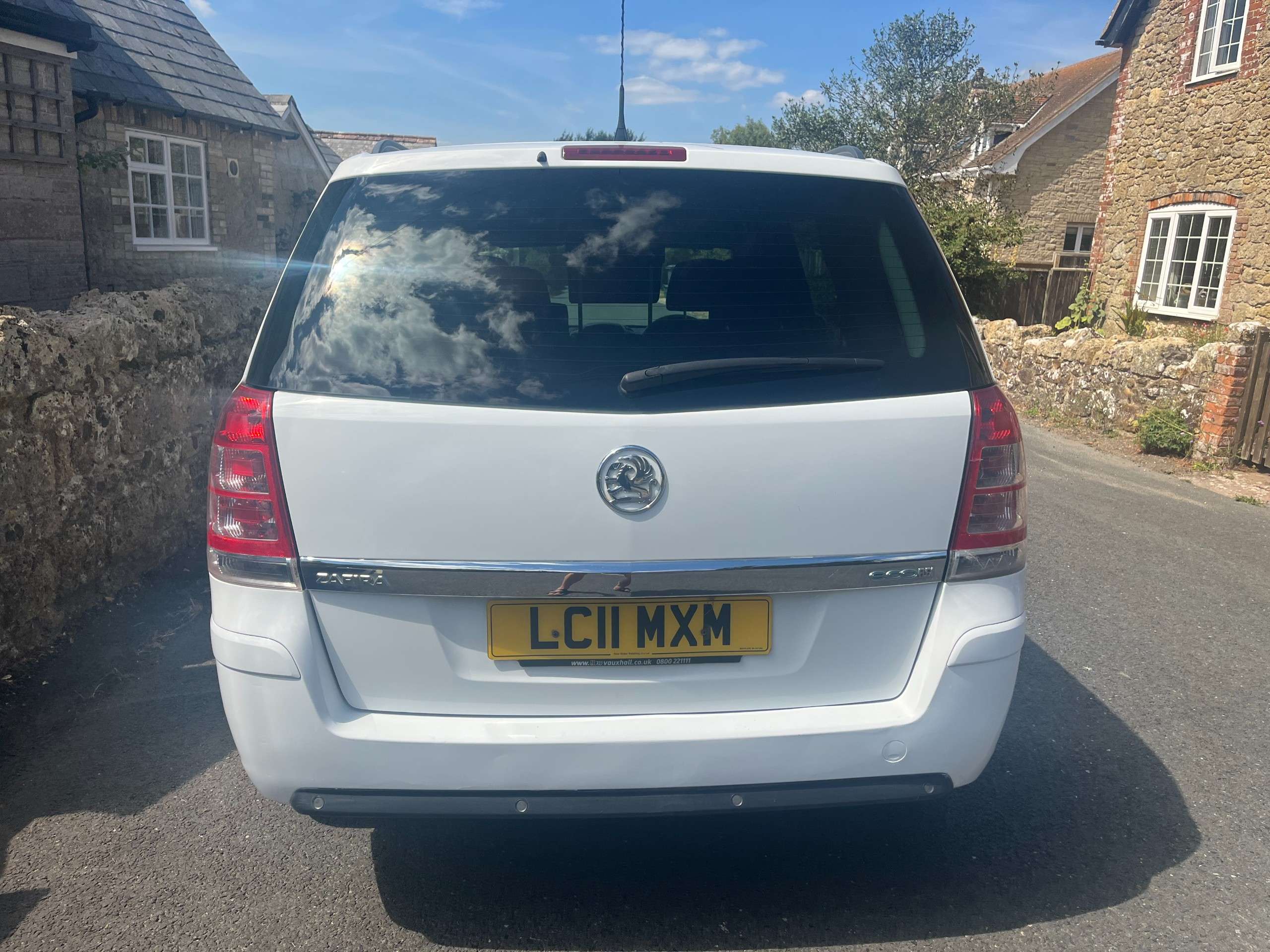 A 2011 VAUXHALL ZAFIRA 1.7 CDTi ecoFLEX Exclusiv MPV 5dr Diesel Manual Euro 5 (110 ps) A 2011 VAUXHALL ZAFIRA 1.7 CDTi ecoFLEX Exclusiv MPV 5dr Diesel Manual Euro 5 (110 ps)