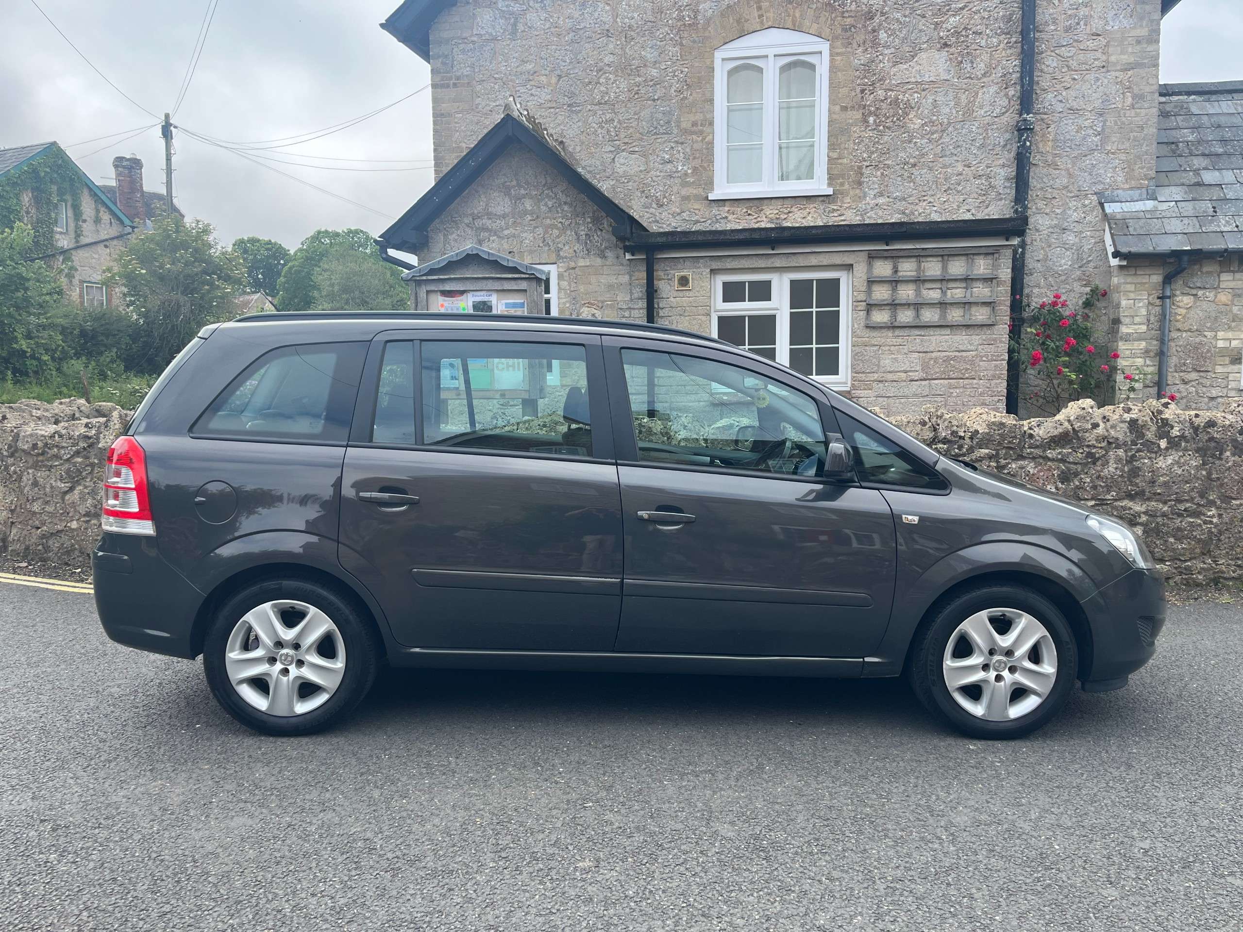 A 2014 VAUXHALL ZAFIRA 1.8 16V Exclusiv MPV 5dr Petrol Manual Euro 5 (120 ps) A 2014 VAUXHALL ZAFIRA 1.8 16V Exclusiv MPV 5dr Petrol Manual Euro 5 (120 ps)