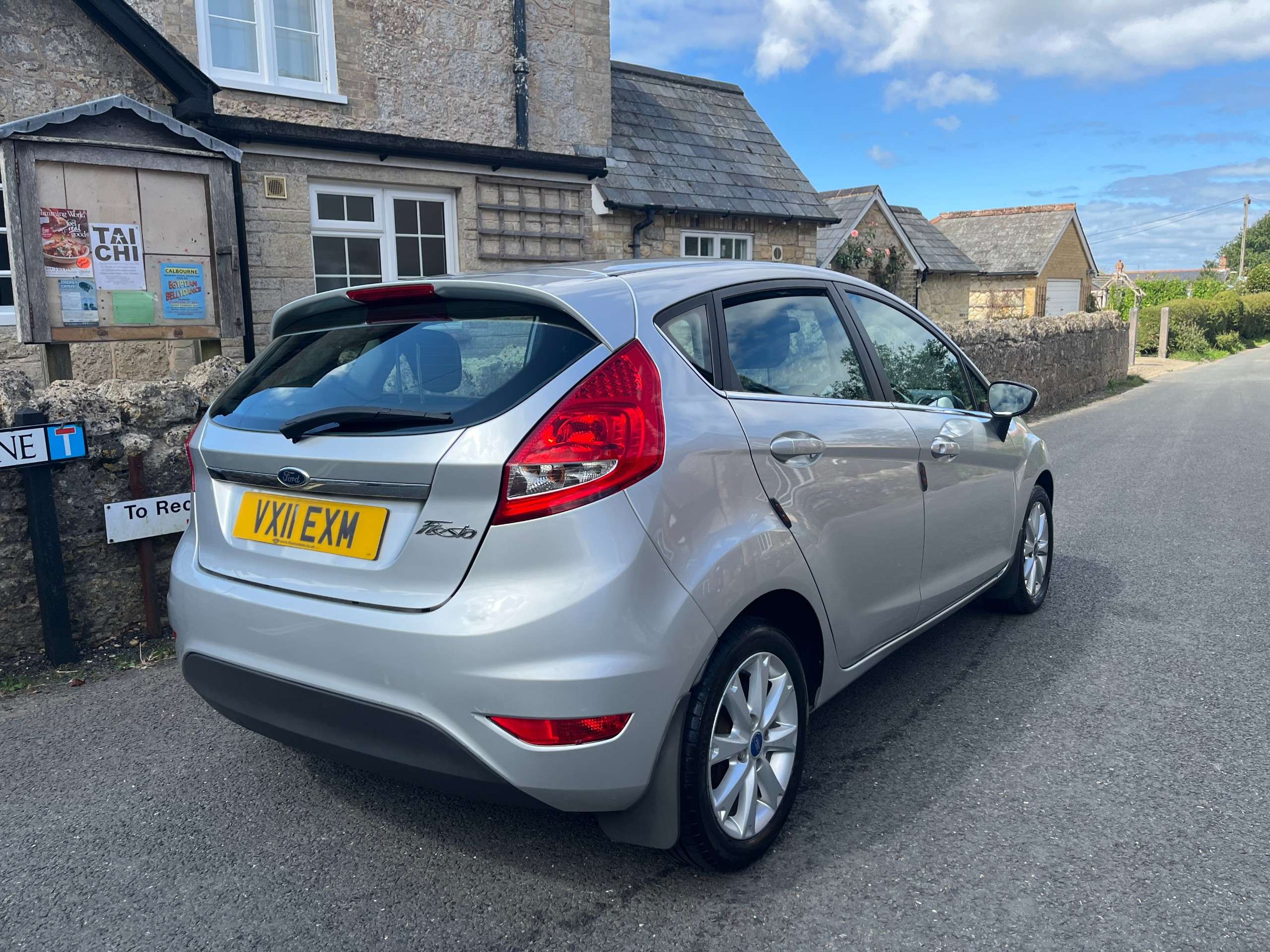 A 2011 FORD FIESTA ZETEC 5-Door A 2011 FORD FIESTA ZETEC 5-Door