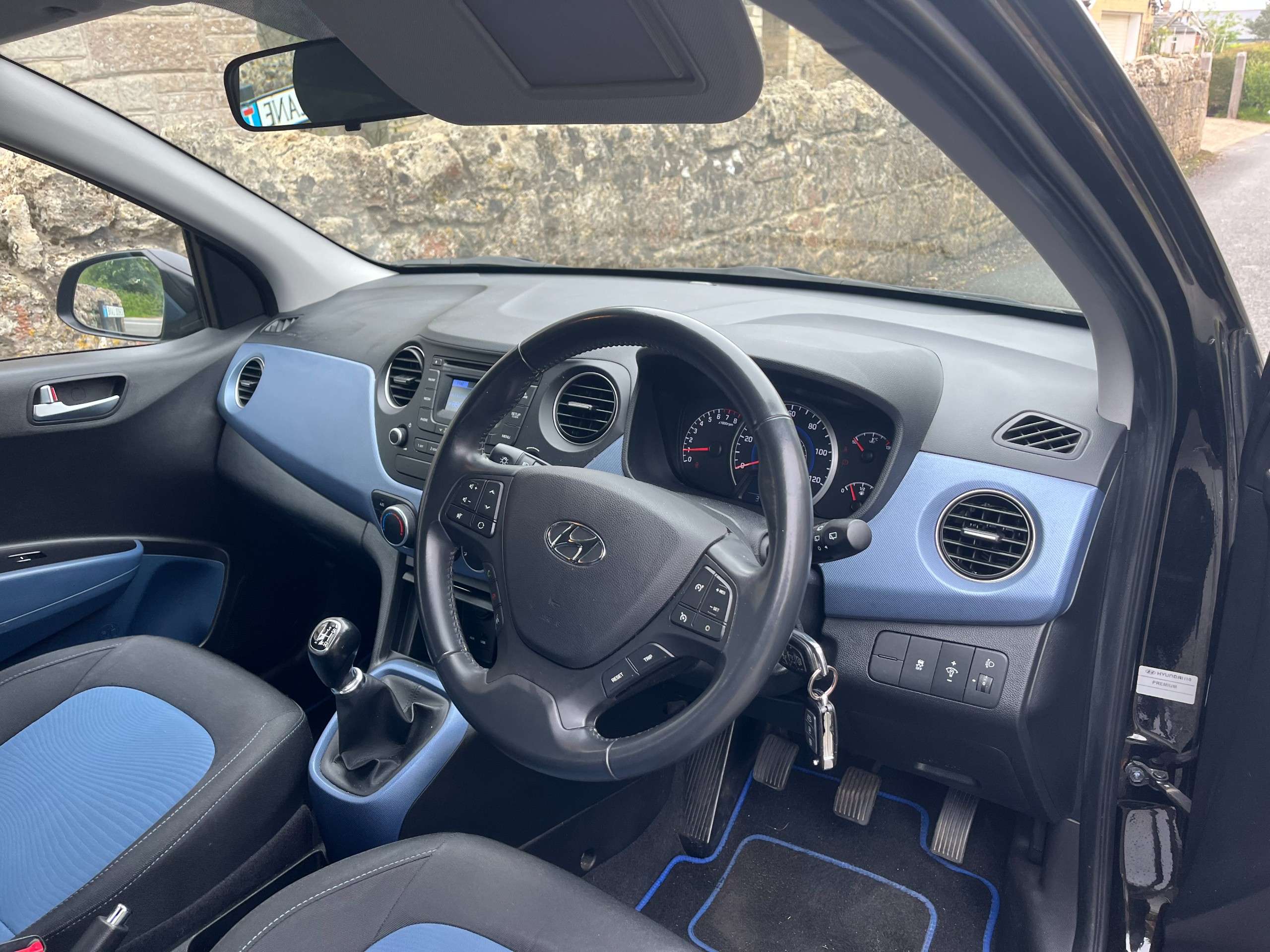 A 2014 HYUNDAI I10 1.0 Premium Hatchback 5dr Petrol Manual Euro 5 (66 ps) A 2014 HYUNDAI I10 1.0 Premium Hatchback 5dr Petrol Manual Euro 5 (66 ps)