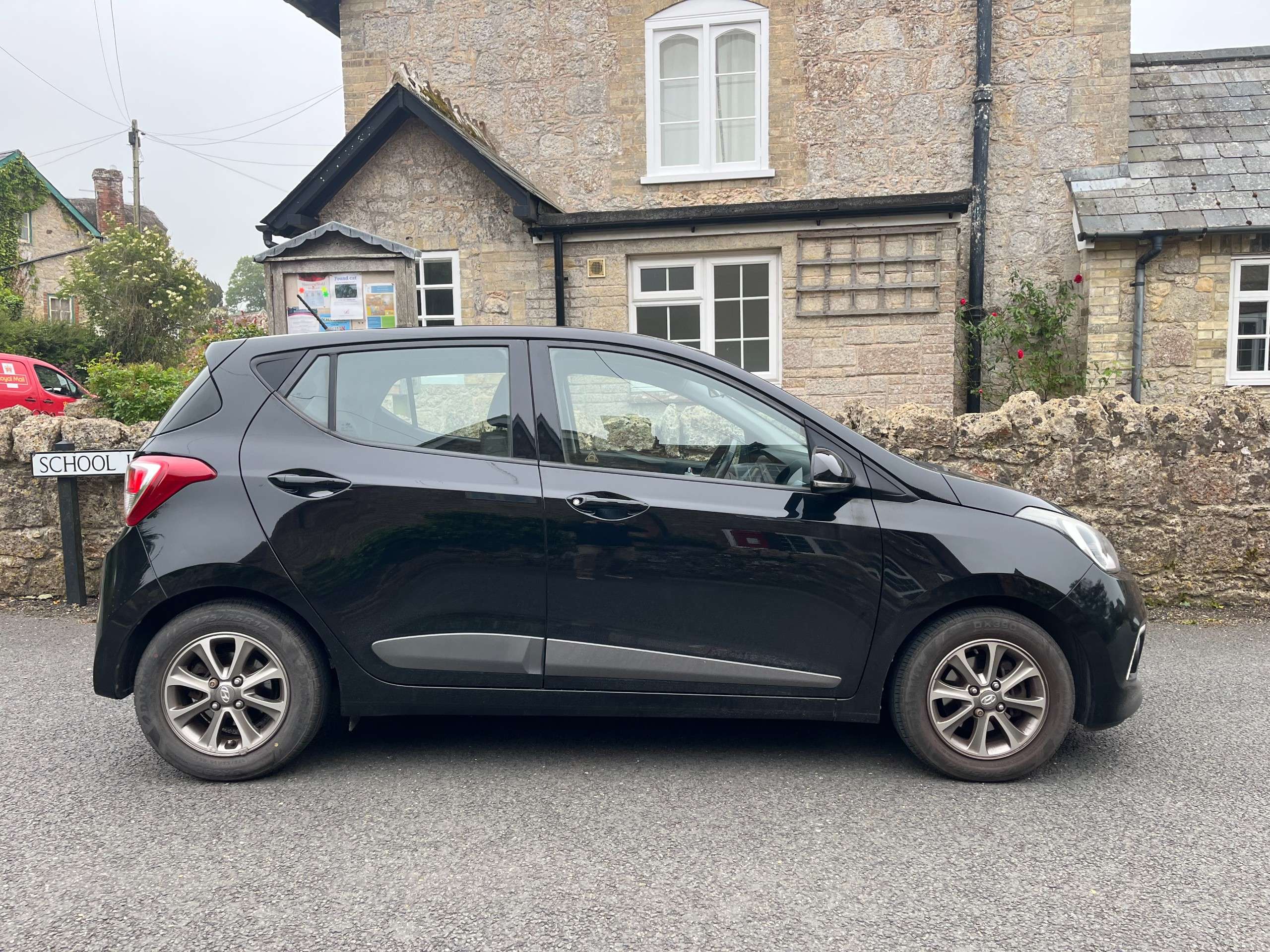 A 2014 HYUNDAI I10 1.0 Premium Hatchback 5dr Petrol Manual Euro 5 (66 ps) A 2014 HYUNDAI I10 1.0 Premium Hatchback 5dr Petrol Manual Euro 5 (66 ps)