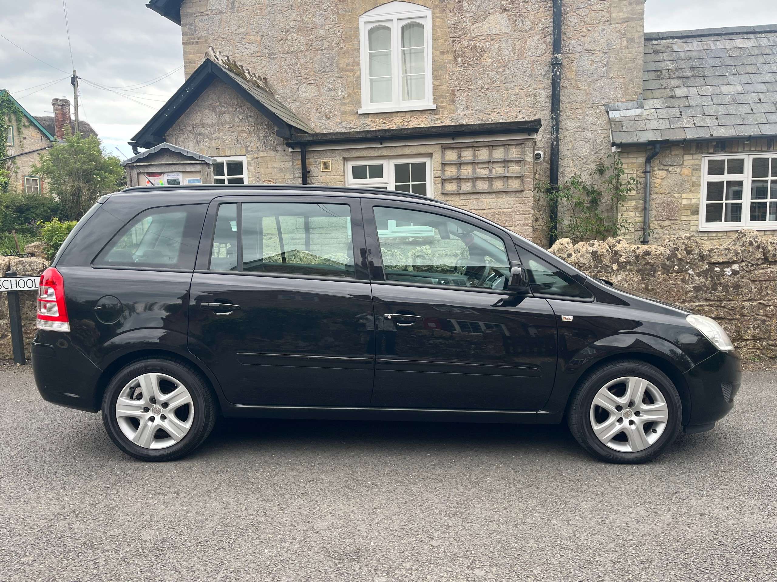 A 2010 VAUXHALL ZAFIRA 1.6 16V Exclusiv MPV 5dr Petrol Manual Euro 4 (115 ps) A 2010 VAUXHALL ZAFIRA 1.6 16V Exclusiv MPV 5dr Petrol Manual Euro 4 (115 ps)