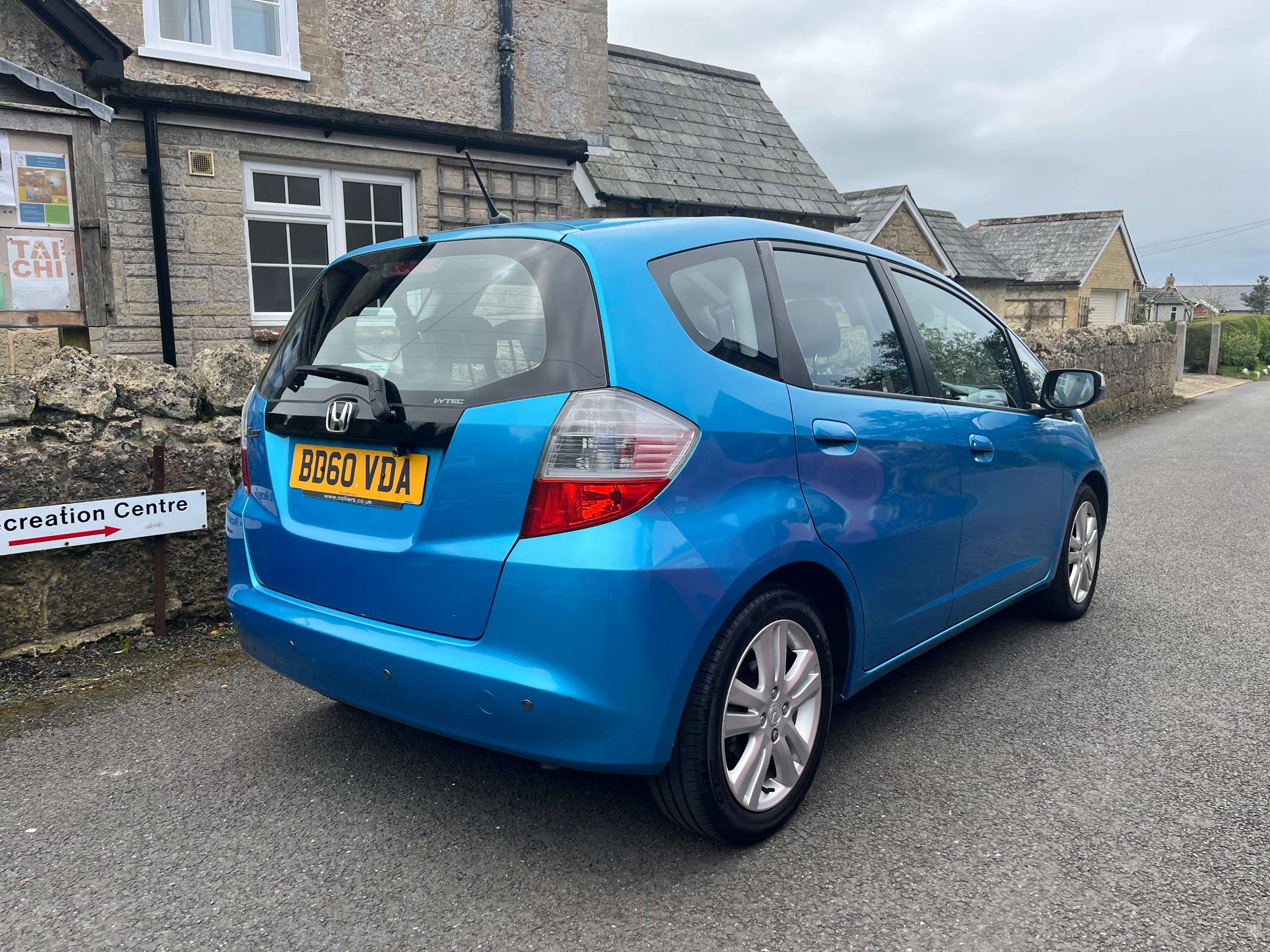 A 2010 HONDA JAZZ 1.4 i-VTEC ES Hatchback 5dr Petrol i SHIFT Euro 5 (99 ps) A 2010 HONDA JAZZ 1.4 i-VTEC ES Hatchback 5dr Petrol i SHIFT Euro 5 (99 ps)