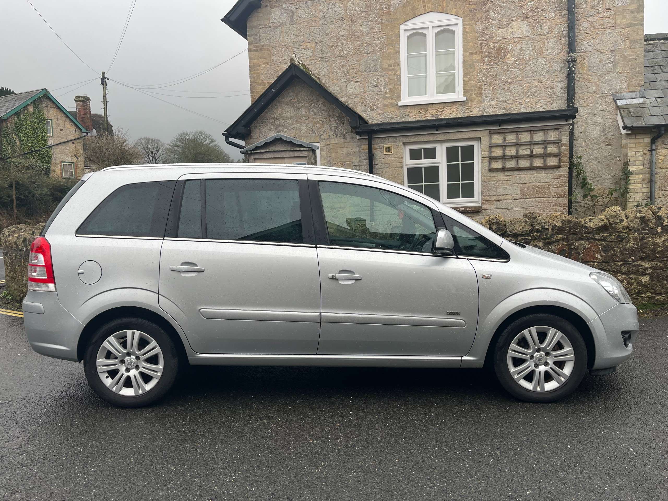 A 2012 VAUXHALL ZAFIRA 1.6 16V Design MPV 5dr Petrol Manual Euro 5 (SNav) (115 ps) A 2012 VAUXHALL ZAFIRA 1.6 16V Design MPV 5dr Petrol Manual Euro 5 (SNav) (115 ps)