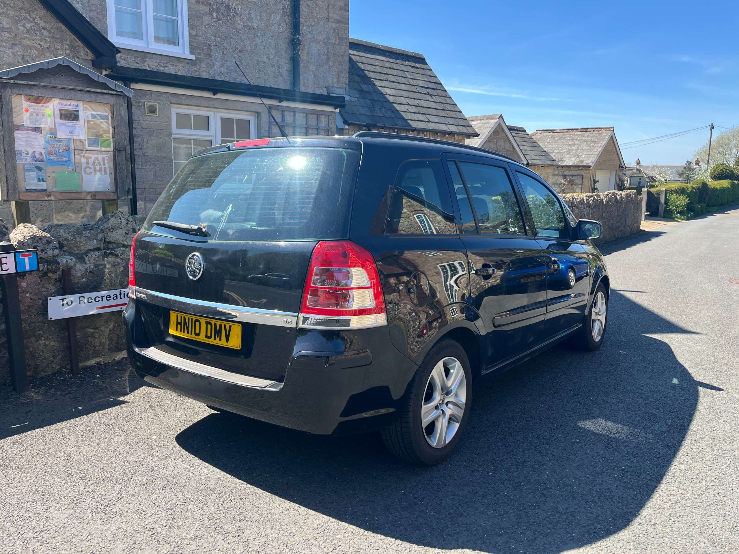 A 2010 VAUXHALL ZAFIRA 1.6 16V Exclusiv MPV 5dr Petrol Manual Euro 4 (115 ps) A 2010 VAUXHALL ZAFIRA 1.6 16V Exclusiv MPV 5dr Petrol Manual Euro 4 (115 ps)