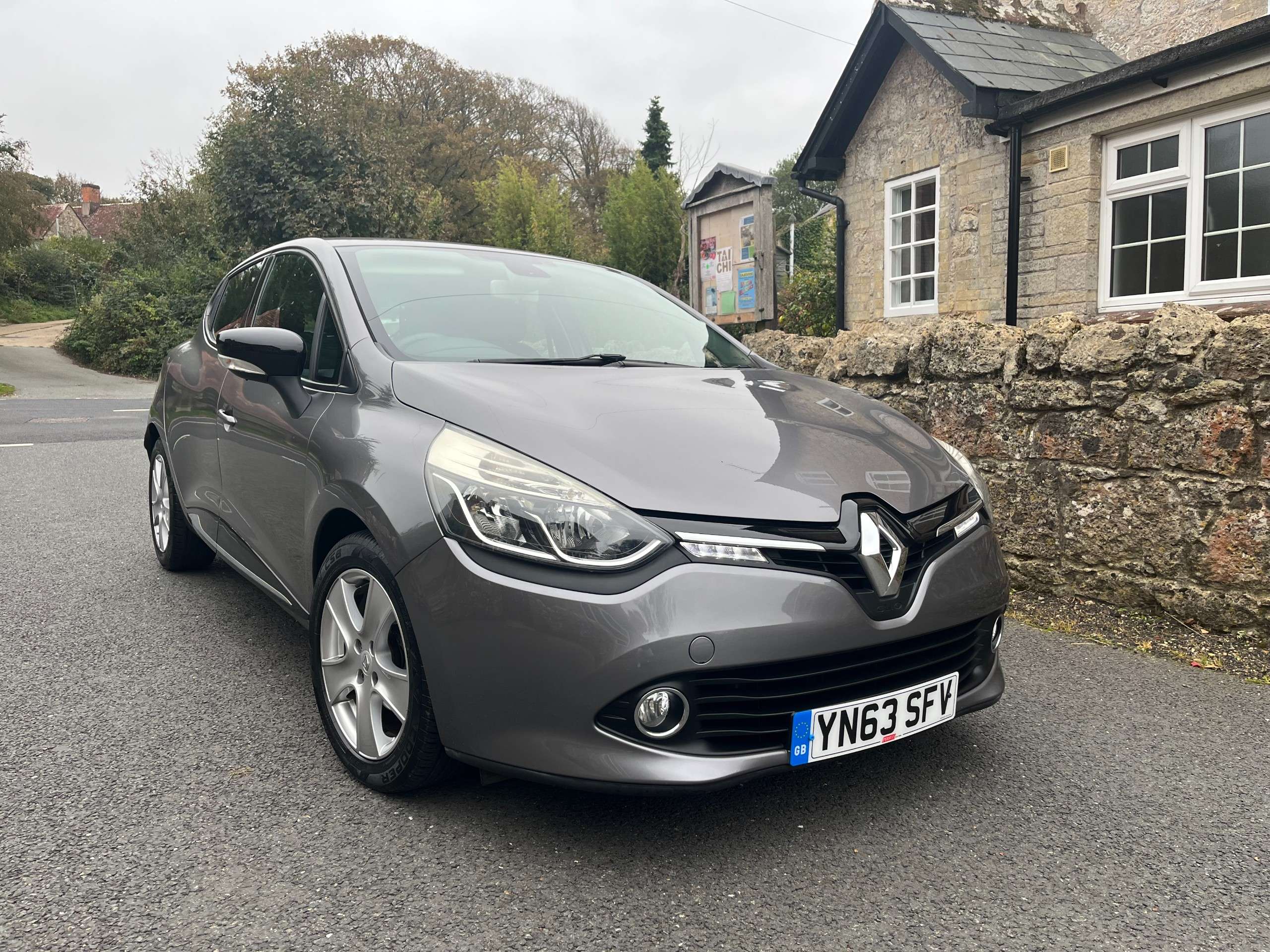A 2013 RENAULT CLIO 1.2 16V Dynamique MediaNav Hatchback 5dr Petrol Manual Euro 5 (75 ps) A 2013 RENAULT CLIO 1.2 16V Dynamique MediaNav Hatchback 5dr Petrol Manual Euro 5 (75 ps)