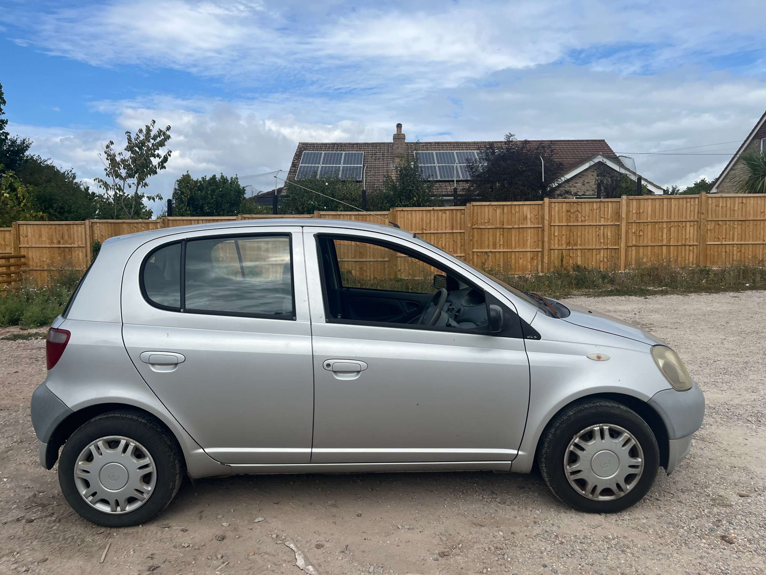 A 1999 TOYOTA YARIS A 1999 TOYOTA YARIS