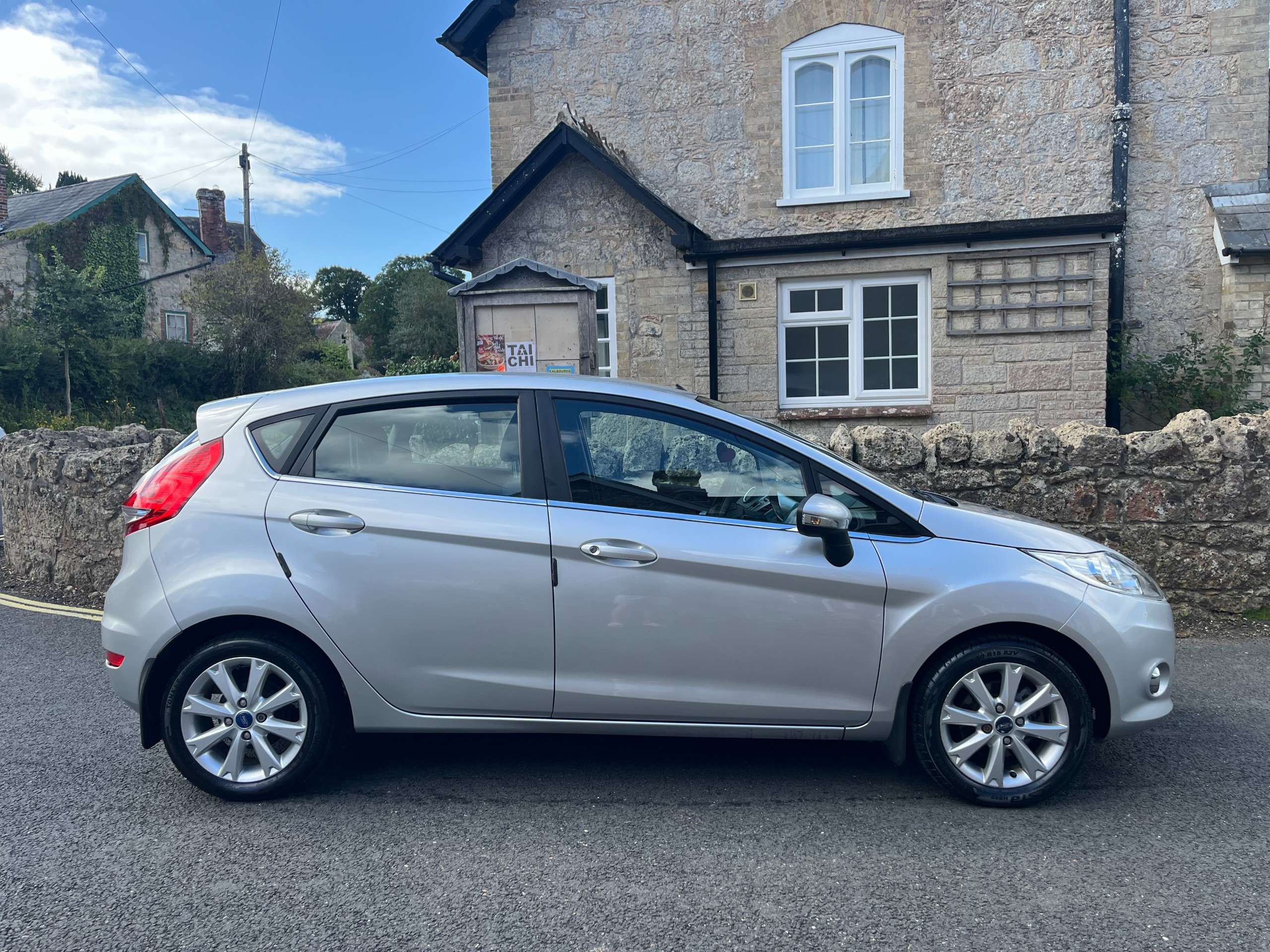 A 2011 FORD FIESTA ZETEC 5-Door A 2011 FORD FIESTA ZETEC 5-Door