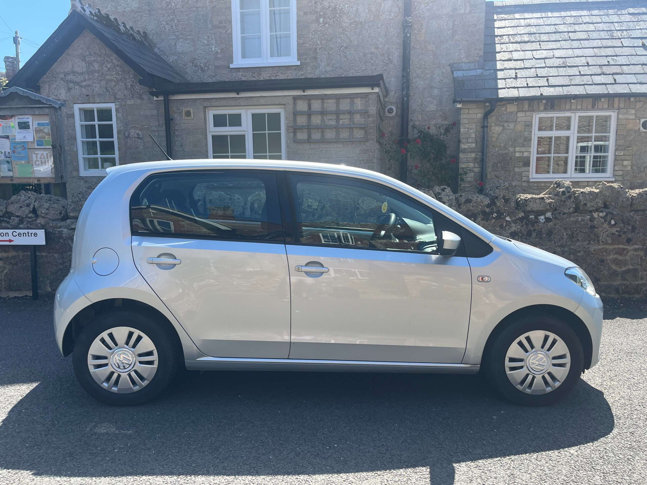 A 2013 VOLKSWAGEN UP! 1.0 Move up Hatchback 5dr Petrol Manual Euro 5 A 2013 VOLKSWAGEN UP! 1.0 Move up Hatchback 5dr Petrol Manual Euro 5