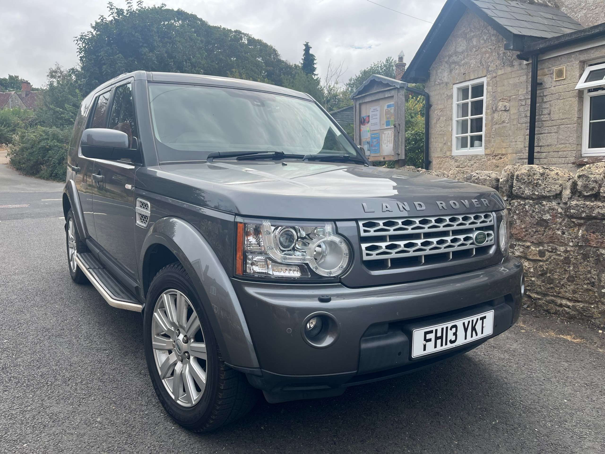 A 2013 LAND ROVER DISCOVERY 4 3.0 SD V6 XS SUV 5dr Diesel Auto 4WD Euro 5 (255 bhp) A 2013 LAND ROVER DISCOVERY 4 3.0 SD V6 XS SUV 5dr Diesel Auto 4WD Euro 5 (255 bhp)