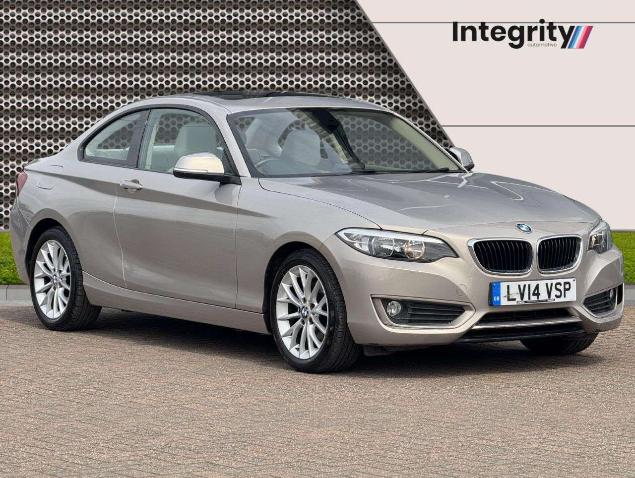 A 2014 BMW 2 SERIES 2.0 220i SE Coupe 2dr Petrol Euro 6 (s/s) (184 ps) Sunroof | Rear Sensors | A 2014 BMW 2 SERIES 2.0 220i SE Coupe 2dr Petrol Euro 6 (s/s) (184 ps) Sunroof | Rear Sensors |