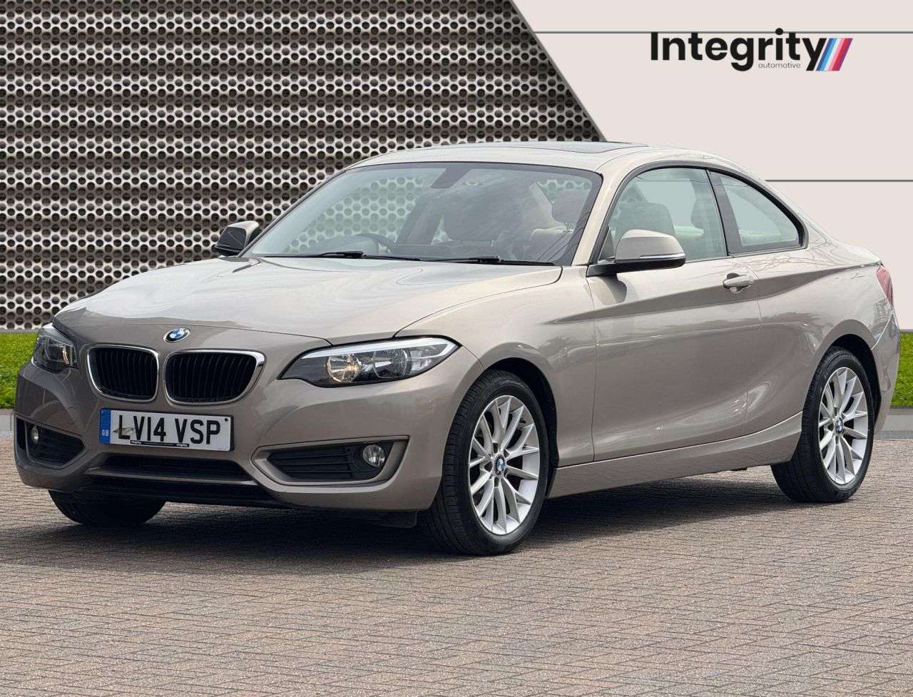 A 2014 BMW 2 SERIES 2.0 220i SE Coupe 2dr Petrol Euro 6 (s/s) (184 ps) Sunroof | Rear Sensors | A 2014 BMW 2 SERIES 2.0 220i SE Coupe 2dr Petrol Euro 6 (s/s) (184 ps) Sunroof | Rear Sensors |
