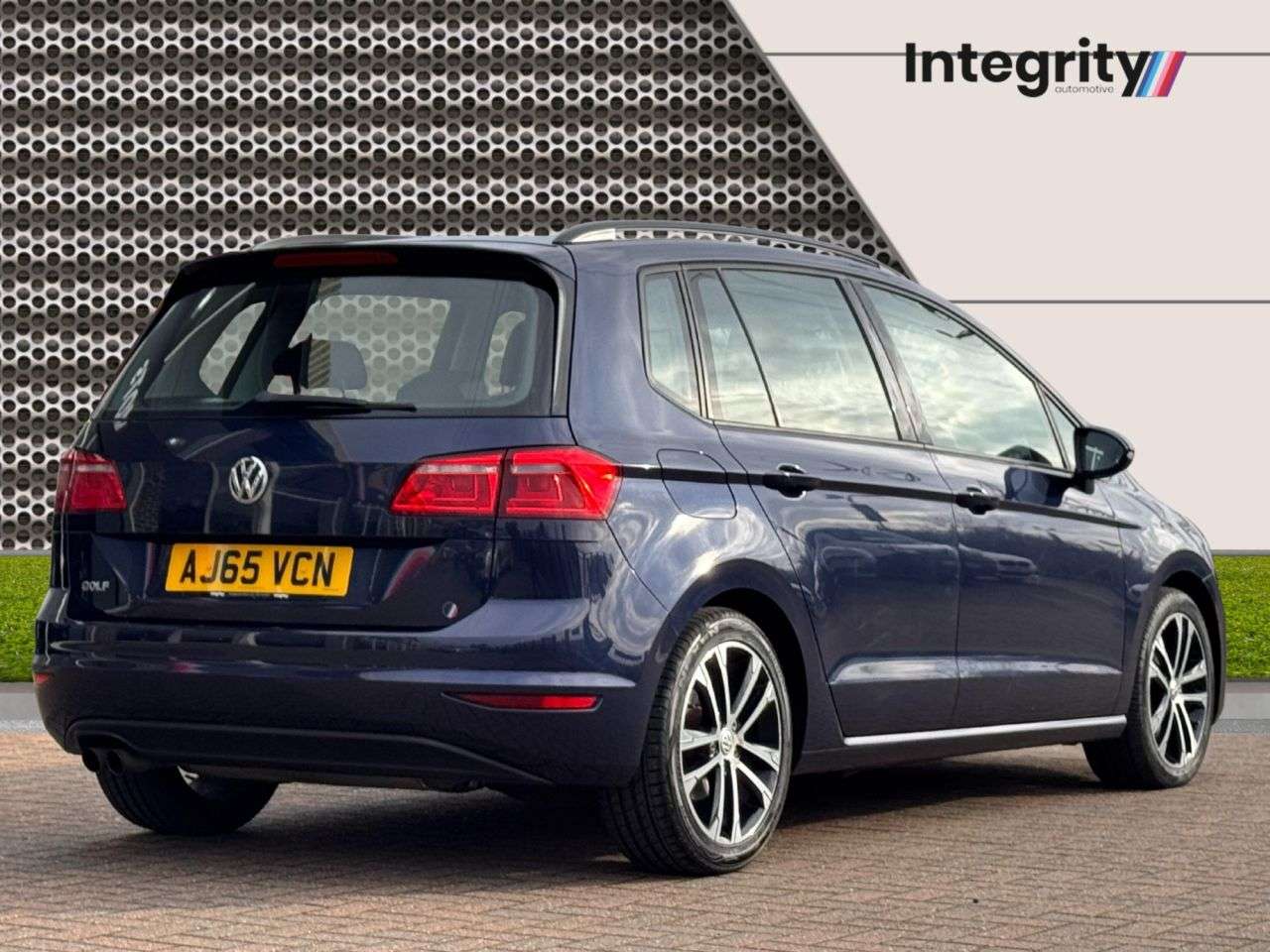 A 2015 VOLKSWAGEN GOLF SV 1.4 TSI BlueMotion Tech SE MPV 5dr Petrol DSG Euro 6 (s/s) (125 ps) 9 VW Se A 2015 VOLKSWAGEN GOLF SV 1.4 TSI BlueMotion Tech SE MPV 5dr Petrol DSG Euro 6 (s/s) (125 ps) 9 VW Se