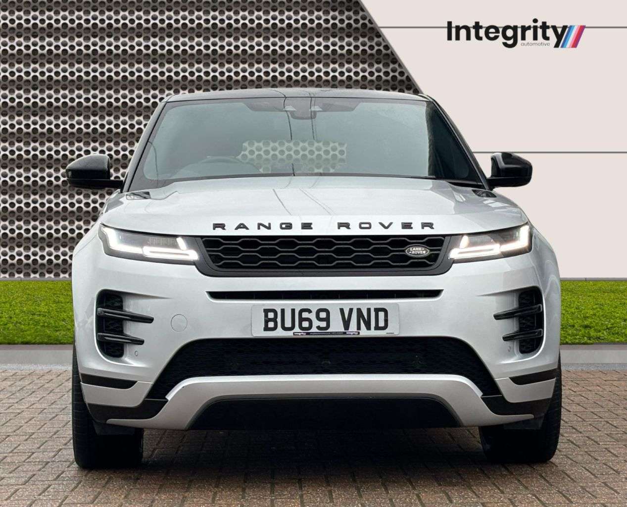 A 2020 LAND ROVER RANGE ROVER EVOQUE 2.0 D180 R-Dynamic SE SUV 5dr Diesel Auto 4WD Euro 6 (s/s) (180 ps) Pan Roo A 2020 LAND ROVER RANGE ROVER EVOQUE 2.0 D180 R-Dynamic SE SUV 5dr Diesel Auto 4WD Euro 6 (s/s) (180 ps) Pan Roo