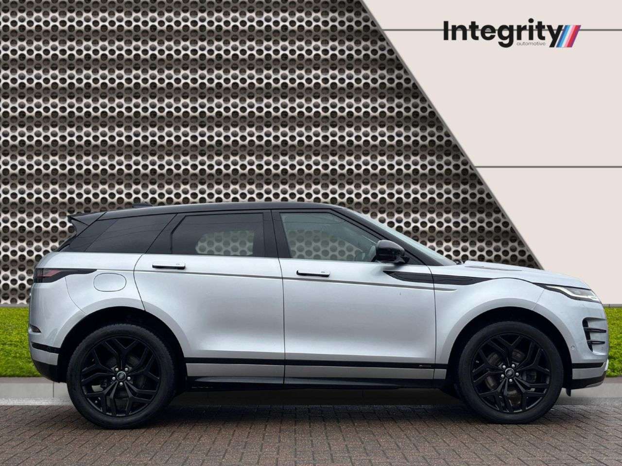 A 2020 LAND ROVER RANGE ROVER EVOQUE 2.0 D180 R-Dynamic SE SUV 5dr Diesel Auto 4WD Euro 6 (s/s) (180 ps) Pan Roo A 2020 LAND ROVER RANGE ROVER EVOQUE 2.0 D180 R-Dynamic SE SUV 5dr Diesel Auto 4WD Euro 6 (s/s) (180 ps) Pan Roo