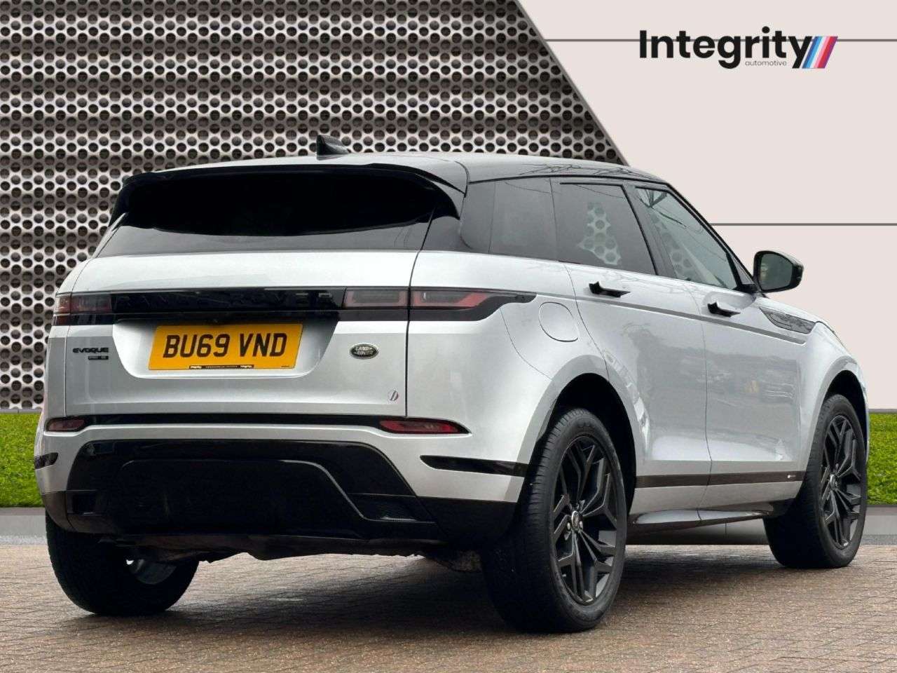 A 2020 LAND ROVER RANGE ROVER EVOQUE 2.0 D180 R-Dynamic SE SUV 5dr Diesel Auto 4WD Euro 6 (s/s) (180 ps) Pan Roo A 2020 LAND ROVER RANGE ROVER EVOQUE 2.0 D180 R-Dynamic SE SUV 5dr Diesel Auto 4WD Euro 6 (s/s) (180 ps) Pan Roo