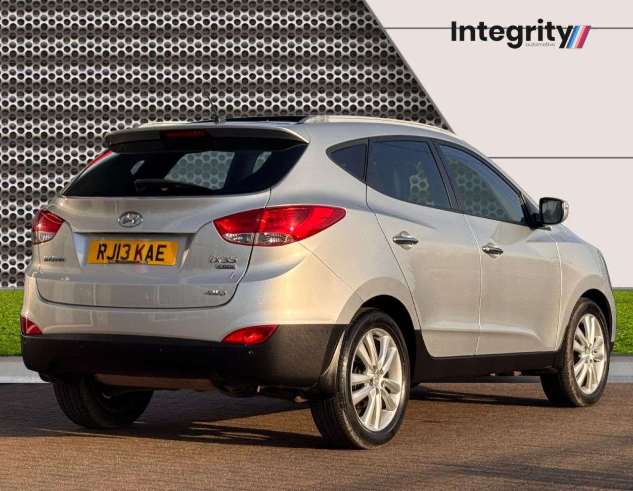 A 2013 HYUNDAI IX35 2.0 CRDi Premium SUV 5dr Diesel Auto 4WD Euro 5 (184 ps) Pan Roof | Cruise A 2013 HYUNDAI IX35 2.0 CRDi Premium SUV 5dr Diesel Auto 4WD Euro 5 (184 ps) Pan Roof | Cruise