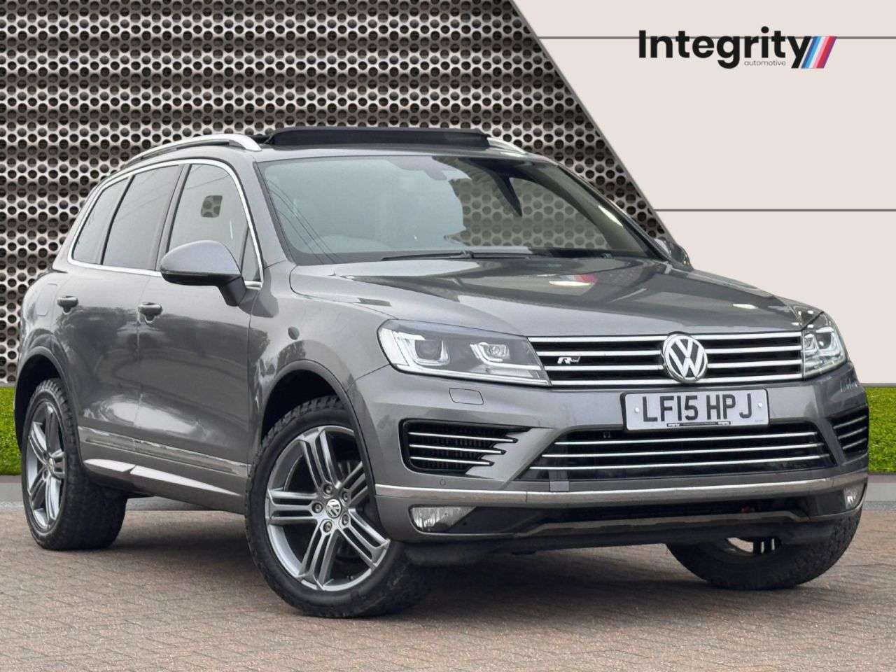 A 2015 VOLKSWAGEN TOUAREG 3.0 TDI V6 BlueMotion Tech R-Line SUV 5dr Diesel Tiptronic 4WD Euro 6 (s/s) A 2015 VOLKSWAGEN TOUAREG 3.0 TDI V6 BlueMotion Tech R-Line SUV 5dr Diesel Tiptronic 4WD Euro 6 (s/s)