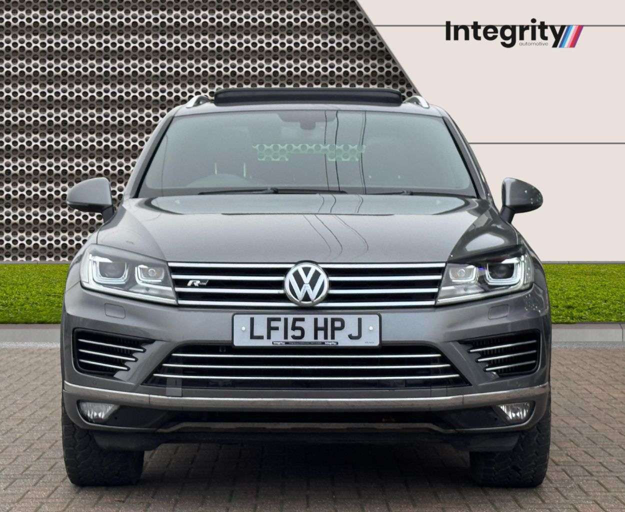 A 2015 VOLKSWAGEN TOUAREG 3.0 TDI V6 BlueMotion Tech R-Line SUV 5dr Diesel Tiptronic 4WD Euro 6 (s/s) A 2015 VOLKSWAGEN TOUAREG 3.0 TDI V6 BlueMotion Tech R-Line SUV 5dr Diesel Tiptronic 4WD Euro 6 (s/s)