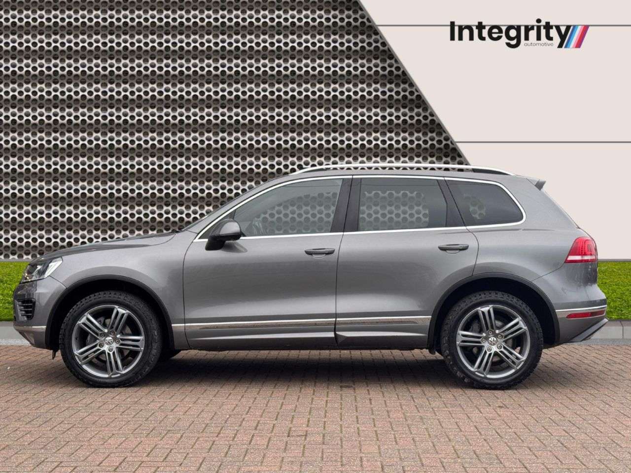 A 2015 VOLKSWAGEN TOUAREG 3.0 TDI V6 BlueMotion Tech R-Line SUV 5dr Diesel Tiptronic 4WD Euro 6 (s/s) A 2015 VOLKSWAGEN TOUAREG 3.0 TDI V6 BlueMotion Tech R-Line SUV 5dr Diesel Tiptronic 4WD Euro 6 (s/s)