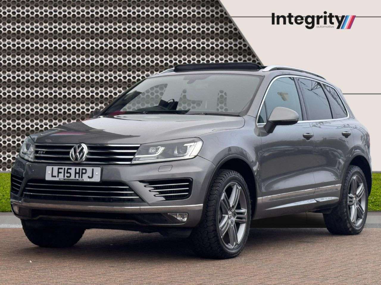 A 2015 VOLKSWAGEN TOUAREG 3.0 TDI V6 BlueMotion Tech R-Line SUV 5dr Diesel Tiptronic 4WD Euro 6 (s/s) A 2015 VOLKSWAGEN TOUAREG 3.0 TDI V6 BlueMotion Tech R-Line SUV 5dr Diesel Tiptronic 4WD Euro 6 (s/s)