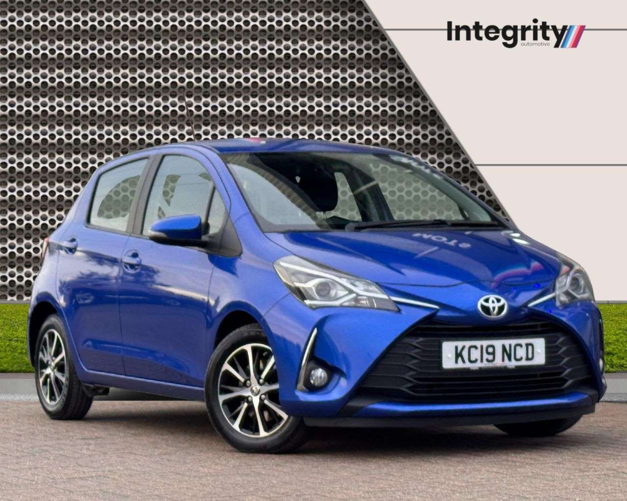 A 2019 TOYOTA YARIS 1.5 VVT-i Icon Tech Hatchback 5dr Petrol CVT Euro 6 (111 ps) Low Mileage | A 2019 TOYOTA YARIS 1.5 VVT-i Icon Tech Hatchback 5dr Petrol CVT Euro 6 (111 ps) Low Mileage |