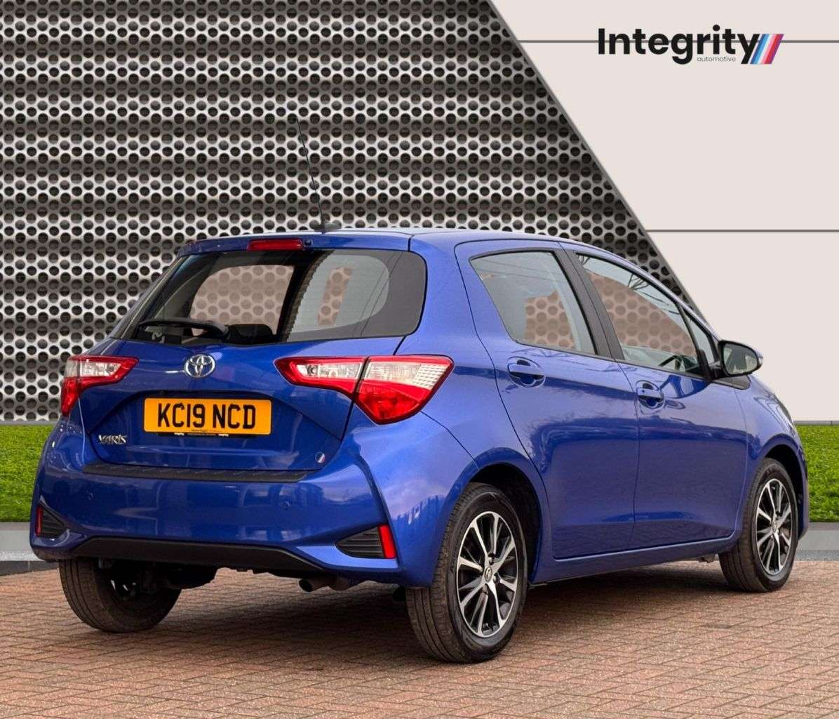 A 2019 TOYOTA YARIS 1.5 VVT-i Icon Tech Hatchback 5dr Petrol CVT Euro 6 (111 ps) Low Mileage | A 2019 TOYOTA YARIS 1.5 VVT-i Icon Tech Hatchback 5dr Petrol CVT Euro 6 (111 ps) Low Mileage |