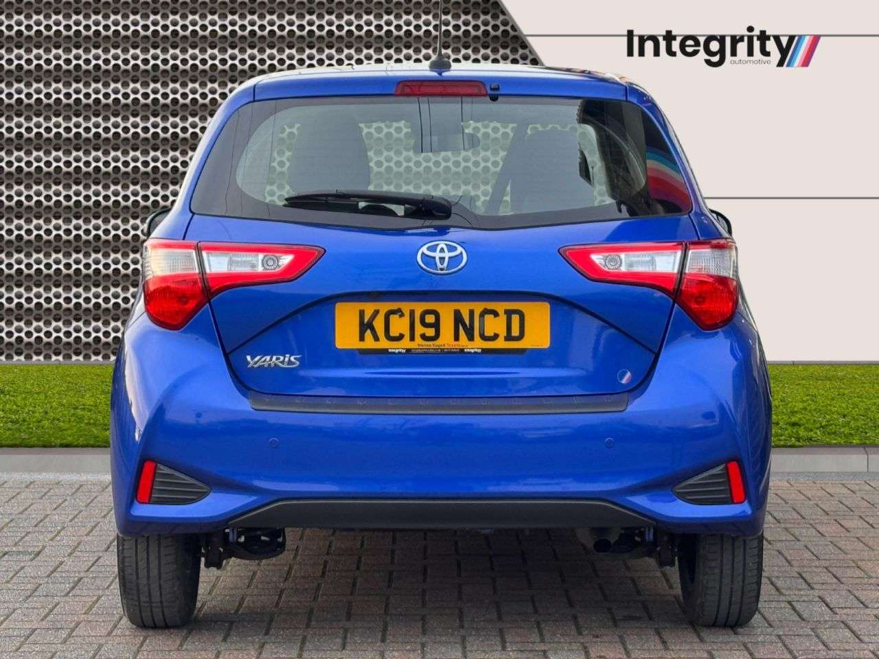 A 2019 TOYOTA YARIS 1.5 VVT-i Icon Tech Hatchback 5dr Petrol CVT Euro 6 (111 ps) Low Mileage | A 2019 TOYOTA YARIS 1.5 VVT-i Icon Tech Hatchback 5dr Petrol CVT Euro 6 (111 ps) Low Mileage |