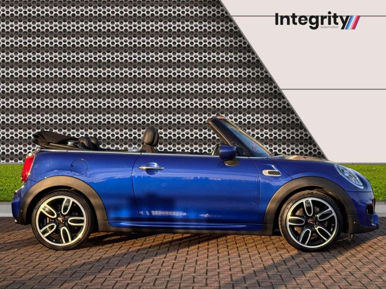 A 2020 MINI CONVERTIBLE 1.5 Cooper Sport Convertible 2dr Petrol Manual Euro 6 (s/s) (136 ps) Comfor A 2020 MINI CONVERTIBLE 1.5 Cooper Sport Convertible 2dr Petrol Manual Euro 6 (s/s) (136 ps) Comfor