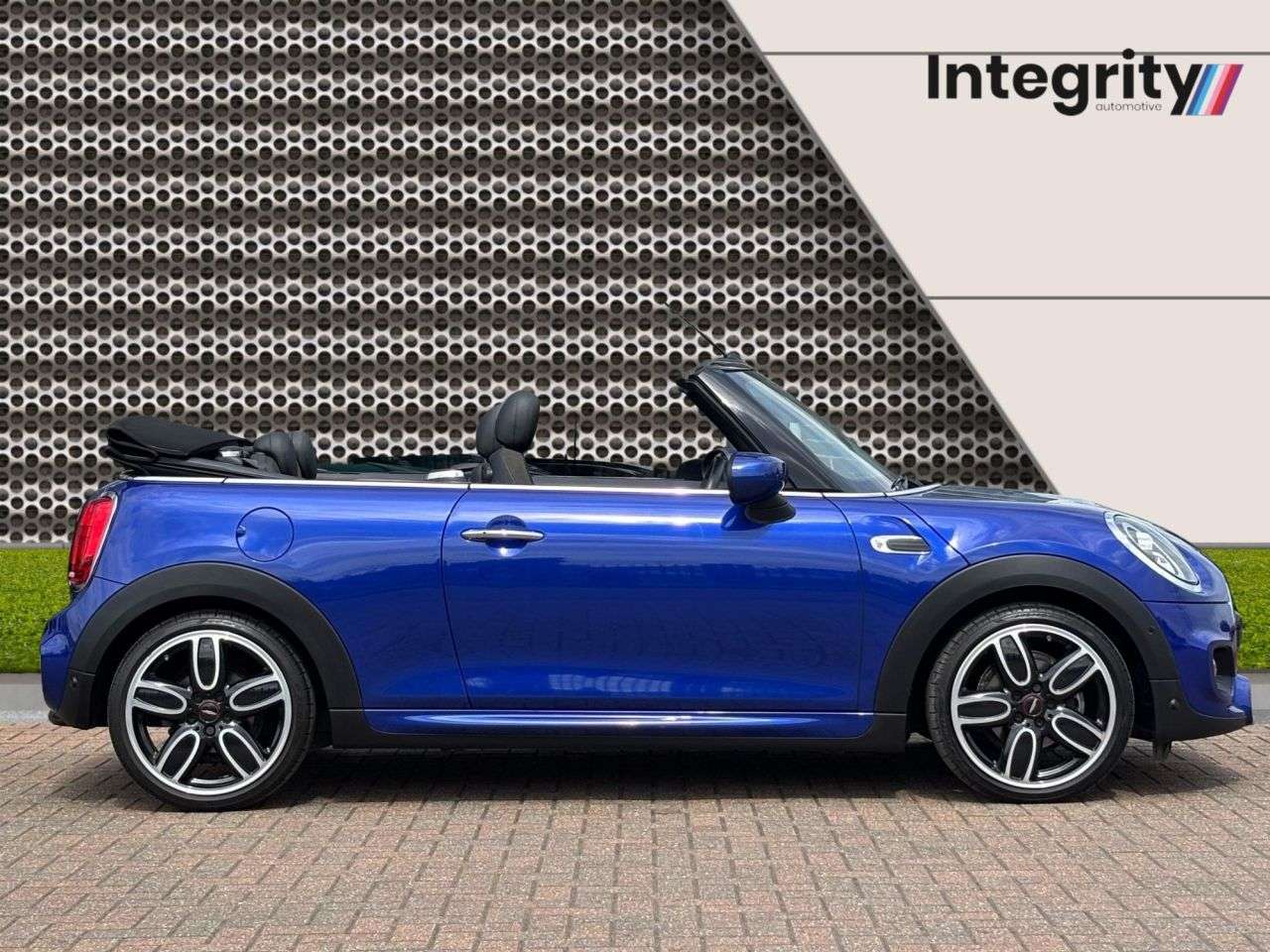 A 2020 MINI CONVERTIBLE 1.5 Cooper Sport Convertible 2dr Petrol Manual Euro 6 (s/s) (136 ps) Comfor A 2020 MINI CONVERTIBLE 1.5 Cooper Sport Convertible 2dr Petrol Manual Euro 6 (s/s) (136 ps) Comfor