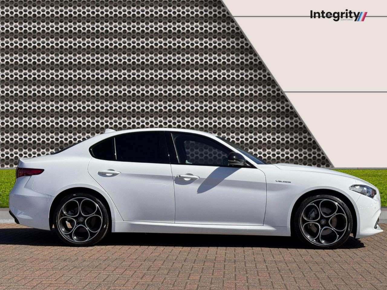 A 2022 ALFA ROMEO GIULIA 2.0T Veloce Saloon 4dr Petrol GPF Auto Euro 6 (s/s) (280 ps) Apple CarPlay A 2022 ALFA ROMEO GIULIA 2.0T Veloce Saloon 4dr Petrol GPF Auto Euro 6 (s/s) (280 ps) Apple CarPlay
