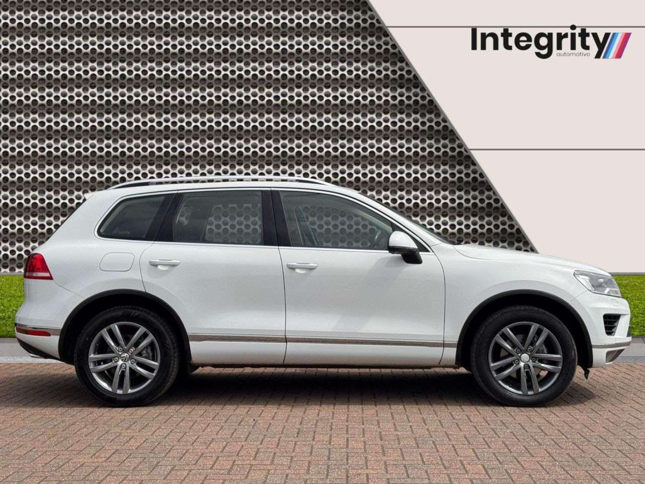 A 2015 VOLKSWAGEN TOUAREG 3.0 TDI V6 BlueMotion Tech SE SUV 5dr Diesel Tiptronic 4WD Euro 6 (s/s) (20 A 2015 VOLKSWAGEN TOUAREG 3.0 TDI V6 BlueMotion Tech SE SUV 5dr Diesel Tiptronic 4WD Euro 6 (s/s) (20